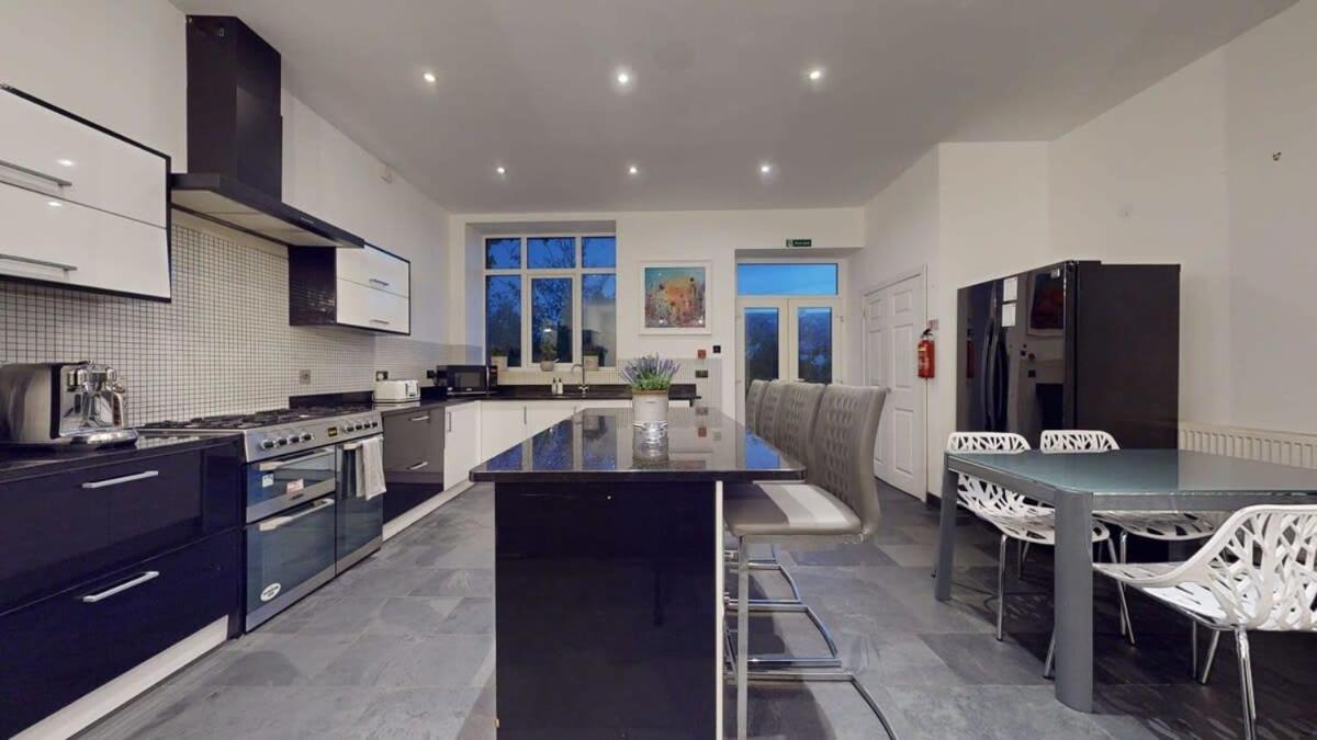 Modern Spacious 6 Bed In With Parking Apartment Plymouth
