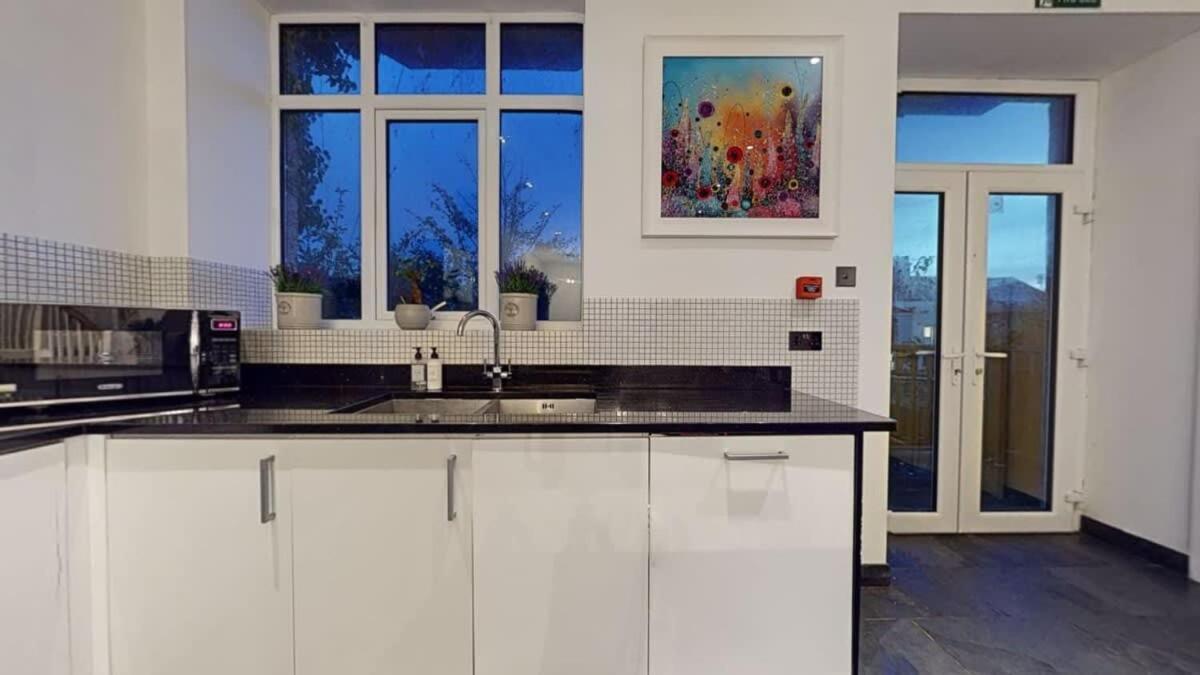 Modern Spacious 6 Bed In With Parking Apartment