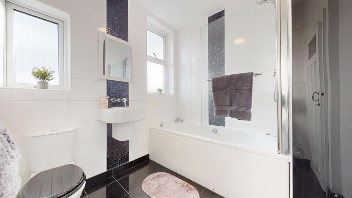 Modern Spacious 6 Bed In With Parking