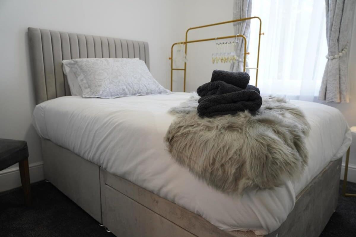Modern Spacious 6 Bed In With Parking
