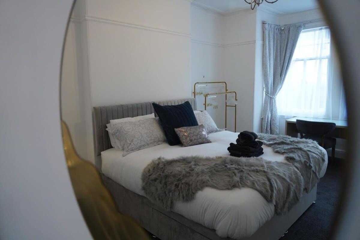 Modern Spacious 6 Bed In With Parking *