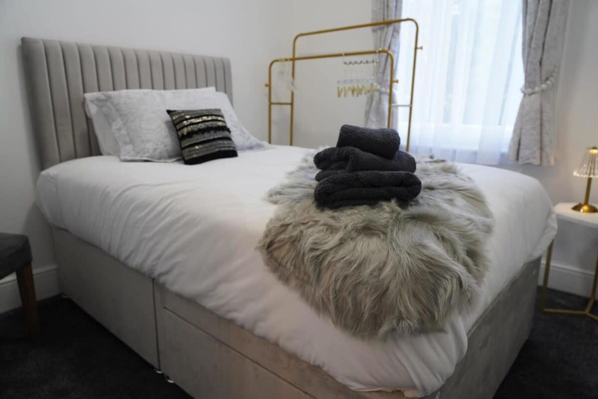 Modern Spacious 6 Bed In With Parking Apartment