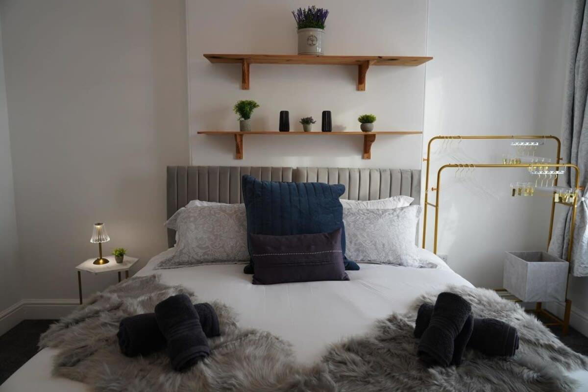 Modern Spacious 6 Bed In With Parking *