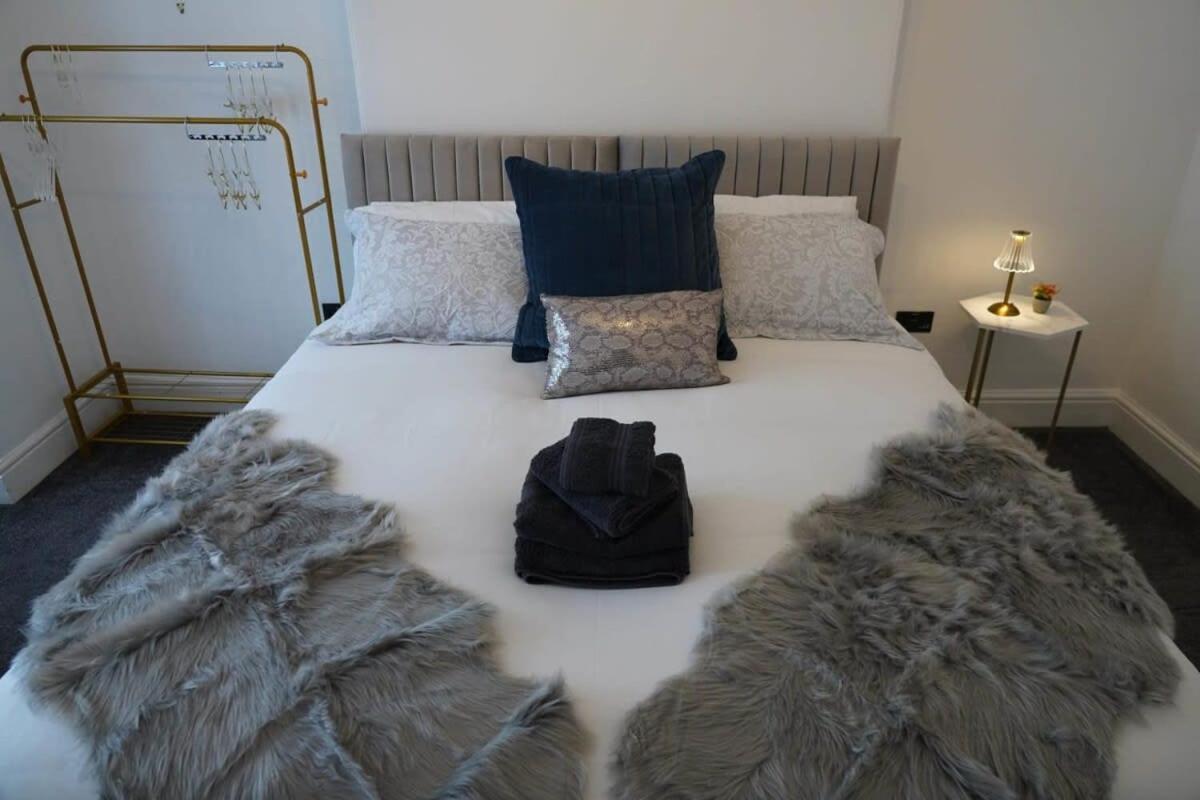 Modern Spacious 6 Bed In With Parking Apartment