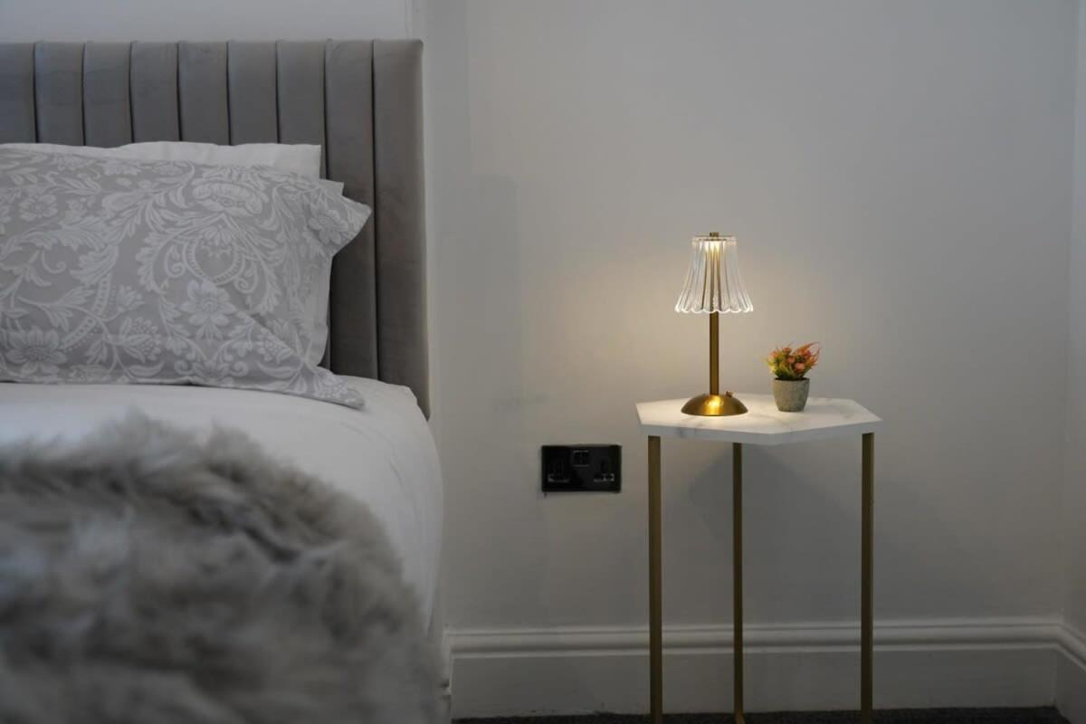 Modern Spacious 6 Bed In With Parking Apartment *