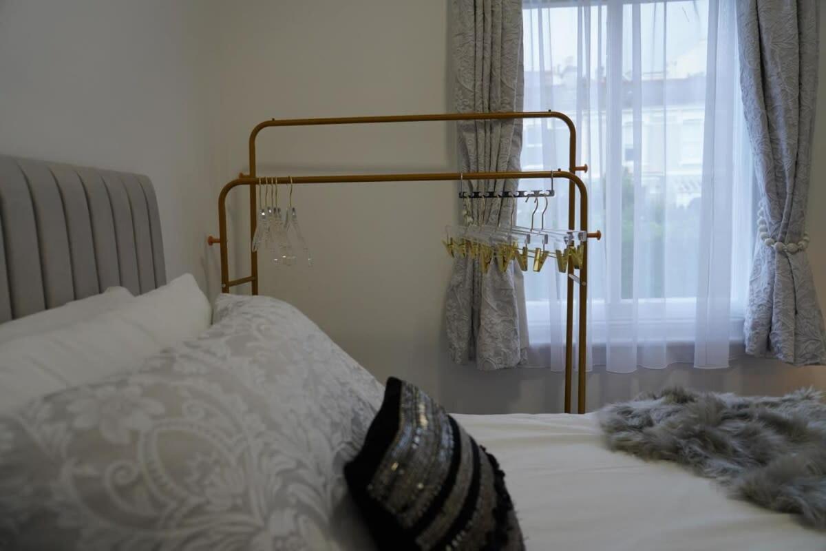 Modern Spacious 6 Bed In With Parking Apartment