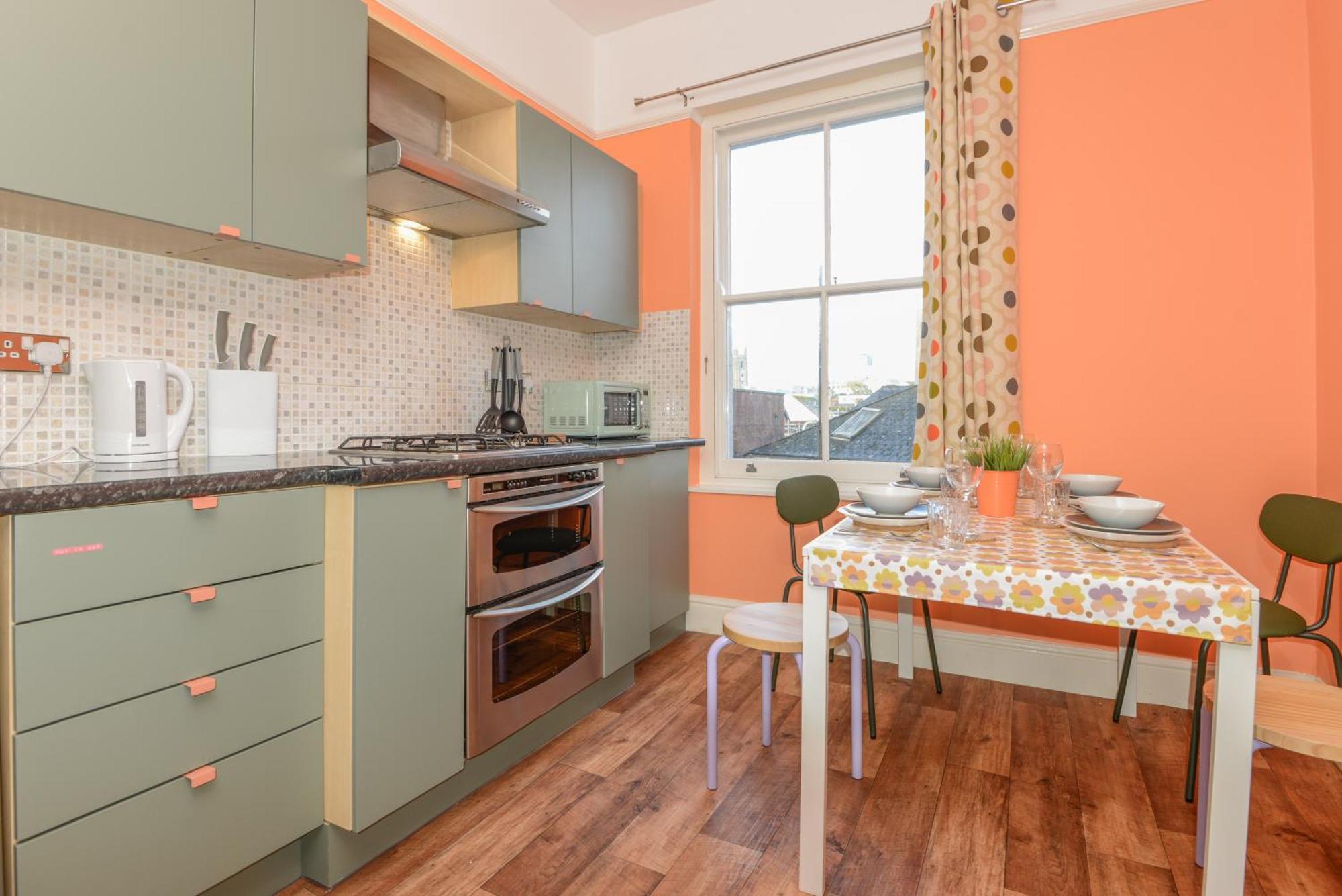 Holiday home Harbour Court Plymouth - Free Parking - Tucked Away On The Barbican With Courtyard - By Ocean City Retreats *