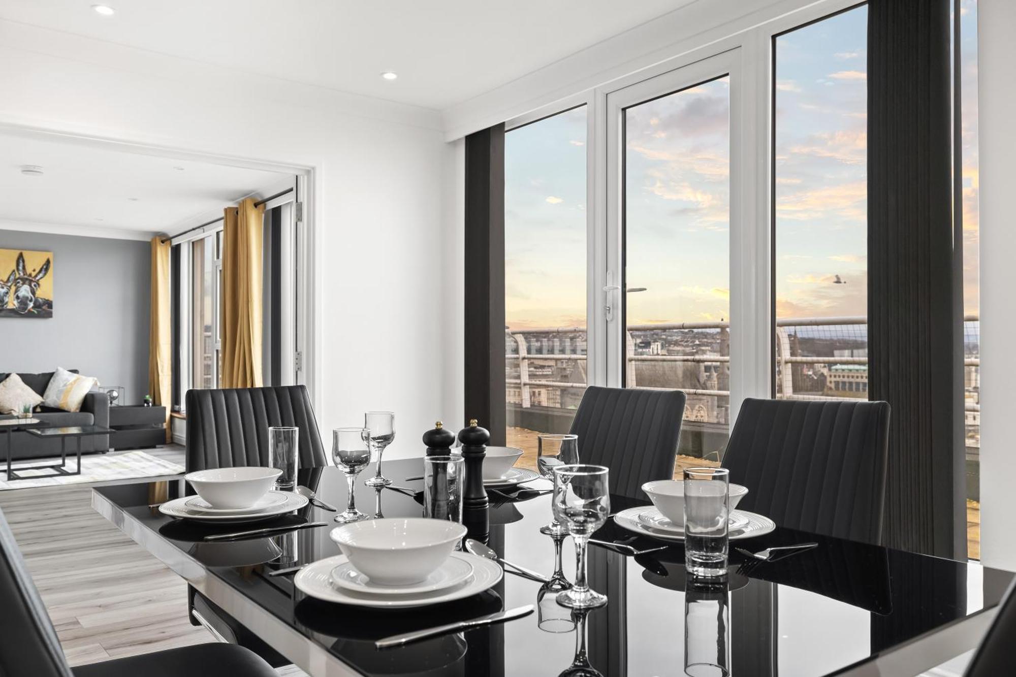 Centre Penthouse - Weekend Getaway Apartment Plymouth