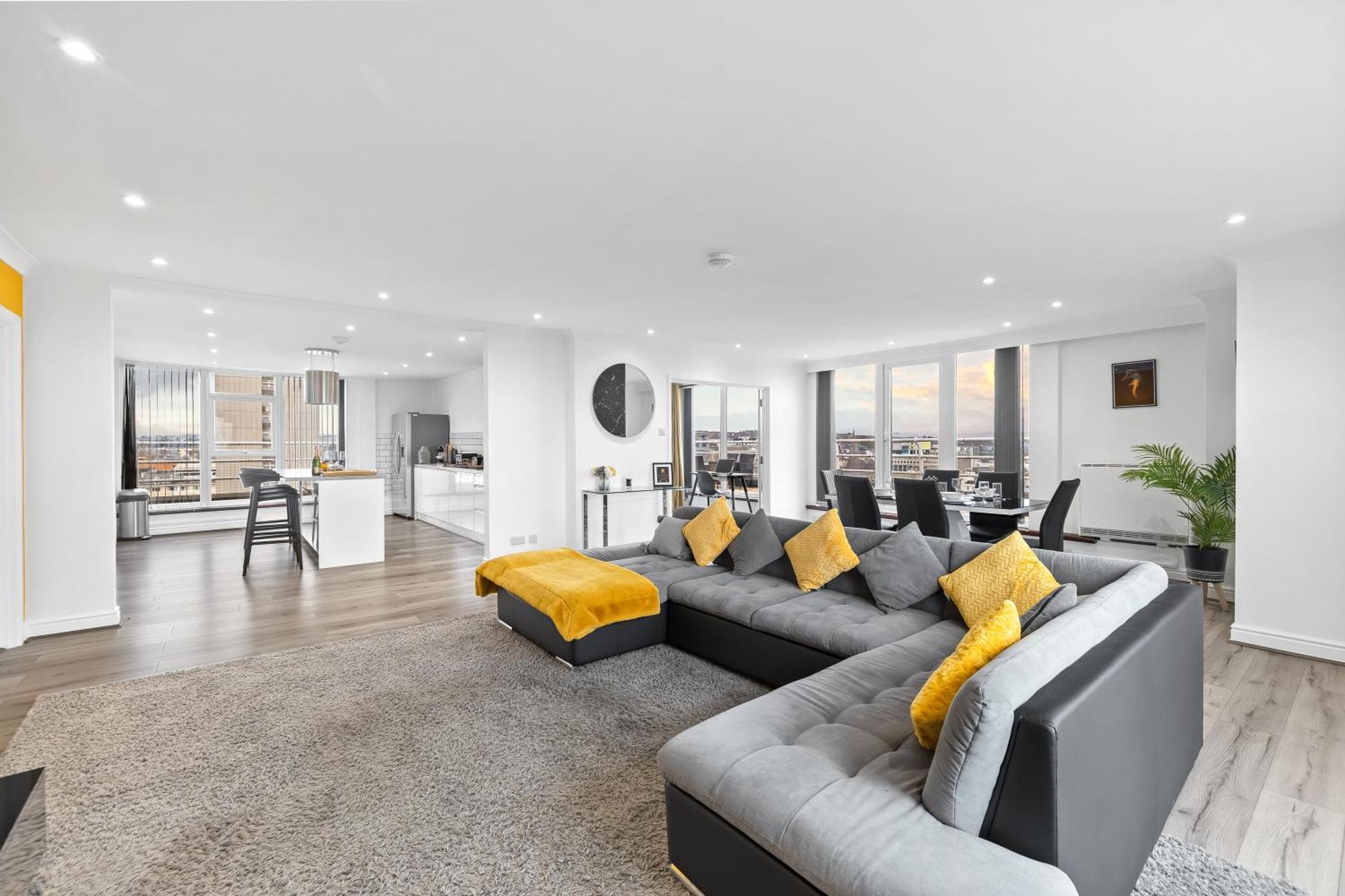 Centre Penthouse - Weekend Getaway Plymouth