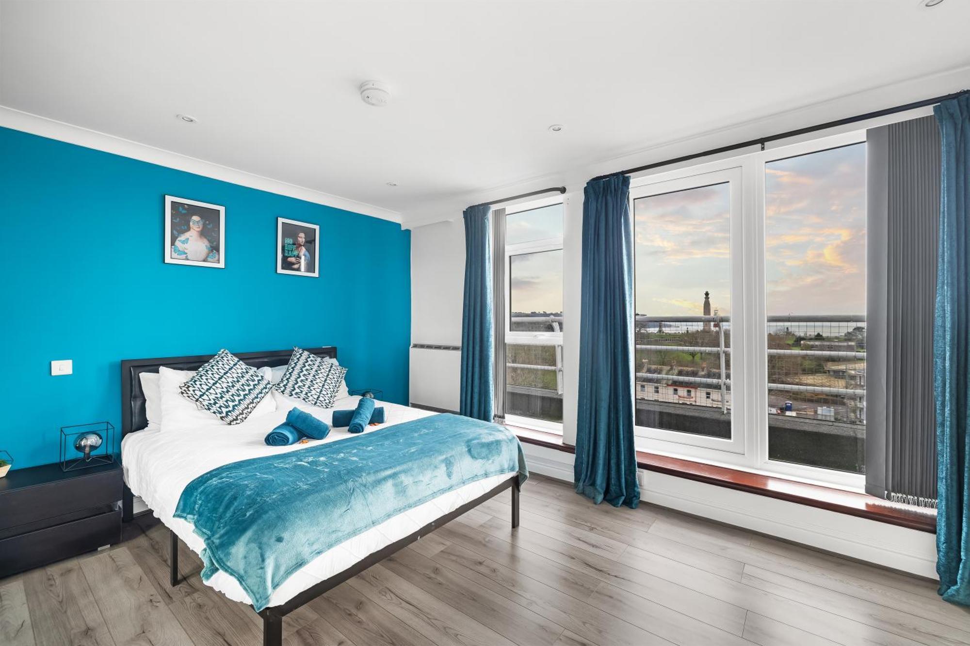 Centre Penthouse - Weekend Getaway Plymouth