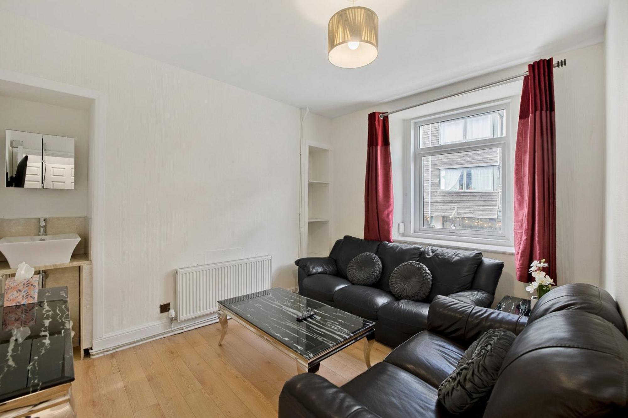 The Smeaton Apartment, Centre *