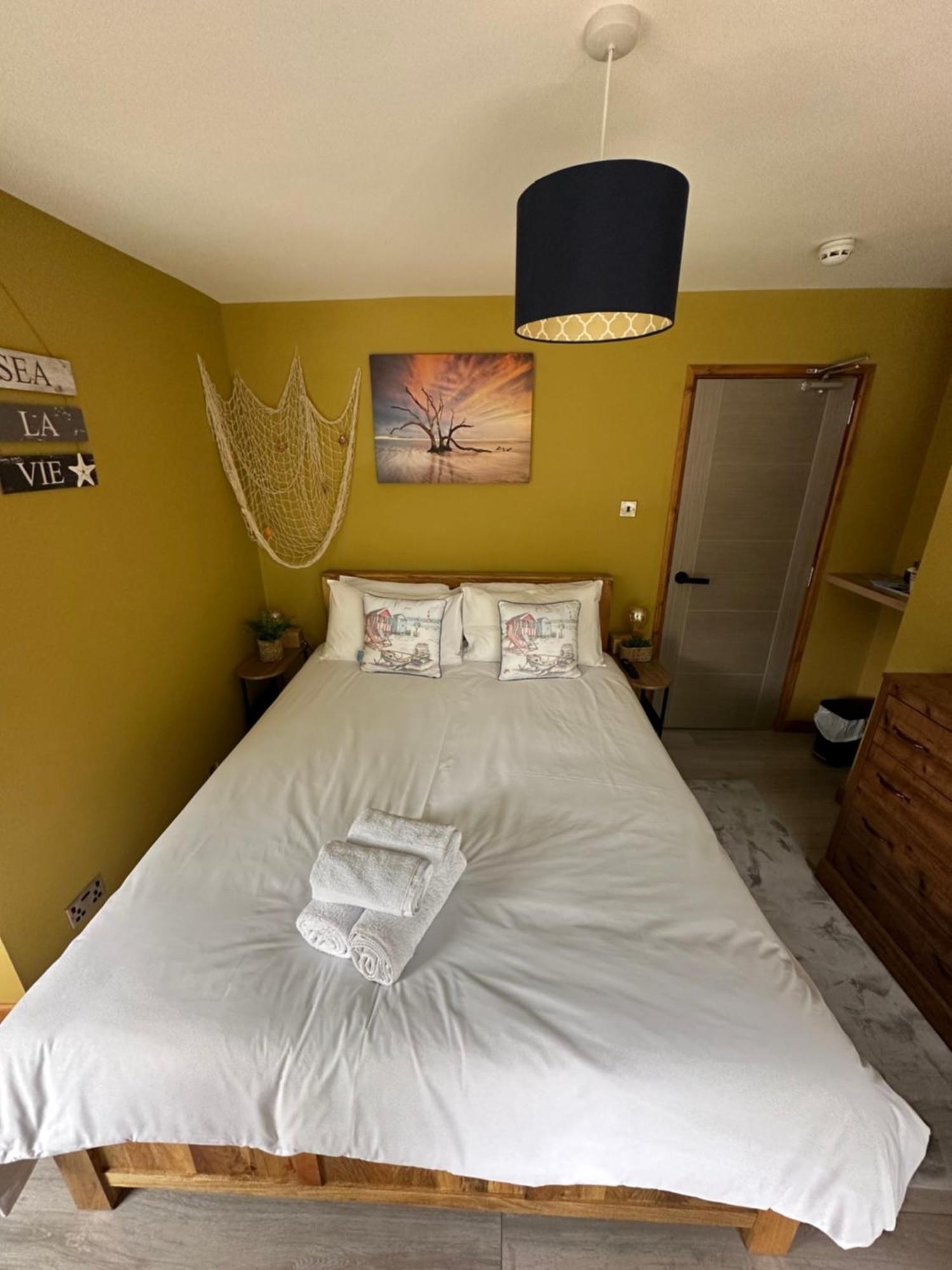 Island Since 1835 Barbican, Free Limited Parking, Dogs Friendly , Perfect For Ferry Terminal Guest house Plymouth