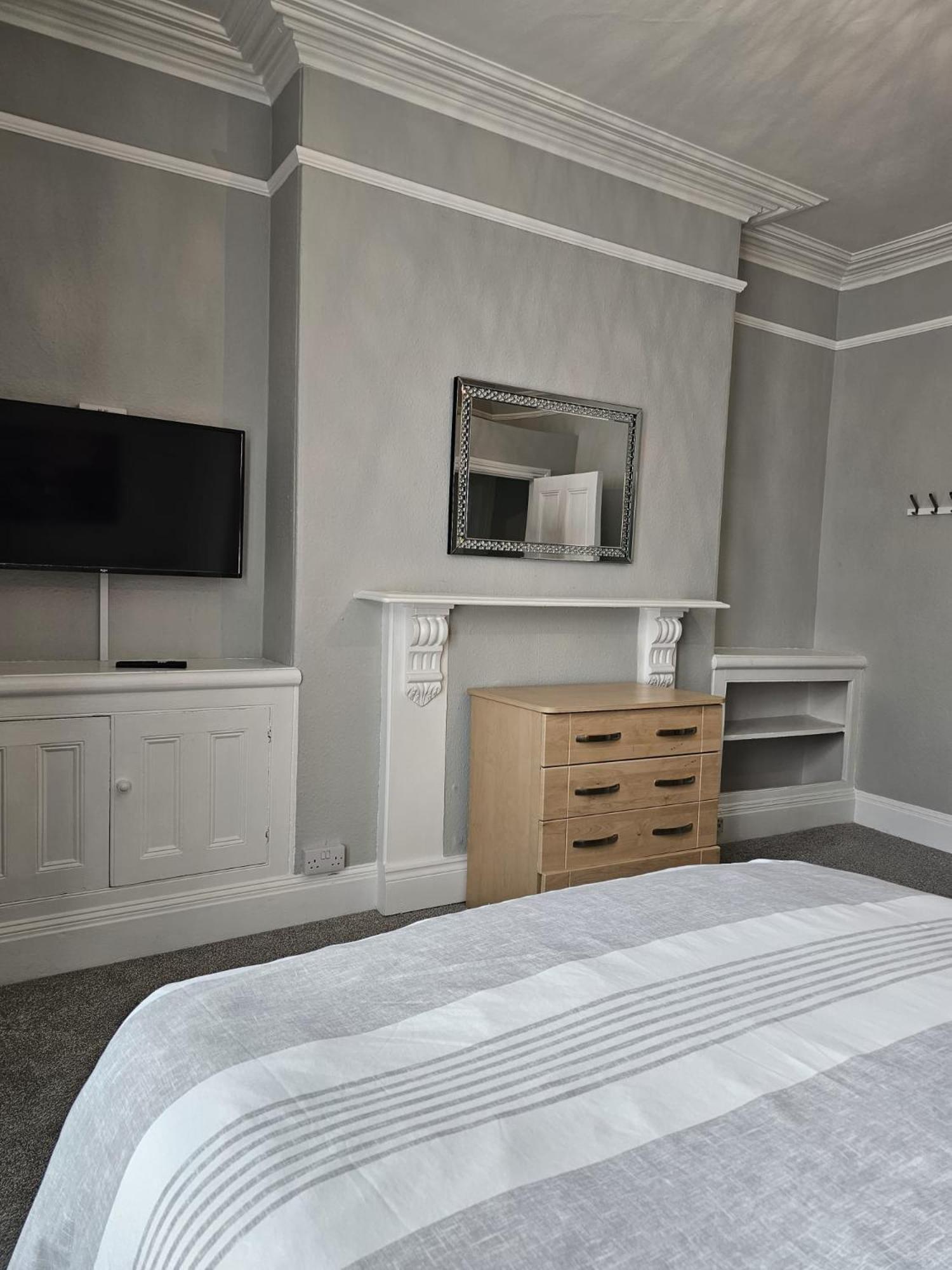 Town Apartment *