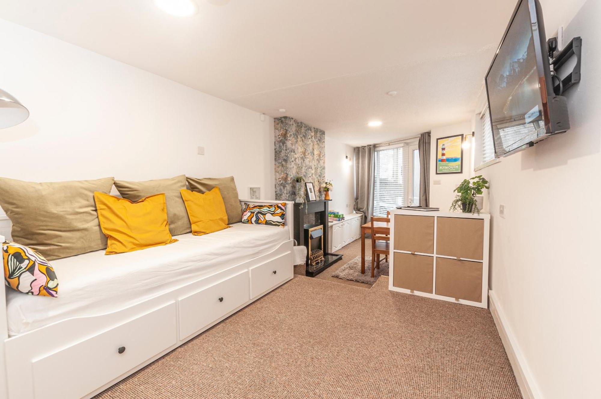 The Corner Stop~ Dog Friendly Holiday Let In * Plymouth