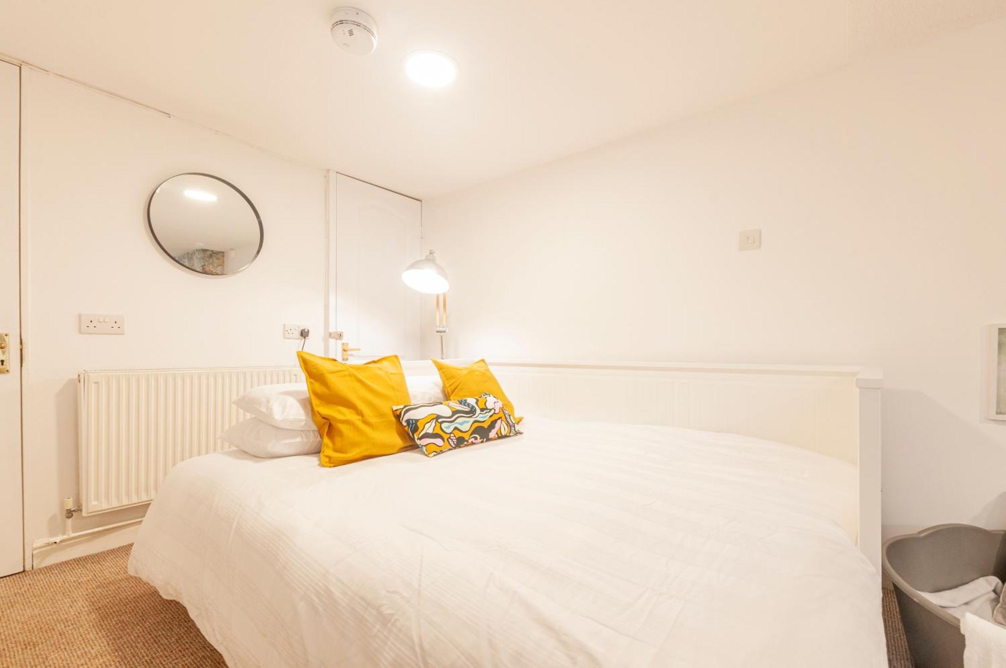 The Corner Stop~ Dog Friendly Holiday Let In * Plymouth