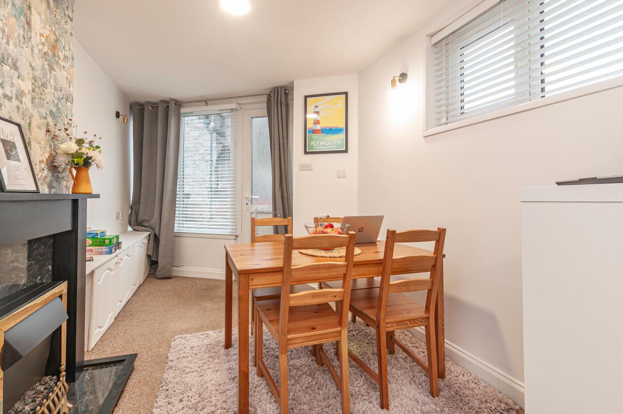 The Corner Stop~ Dog Friendly Holiday Let In Plymouth