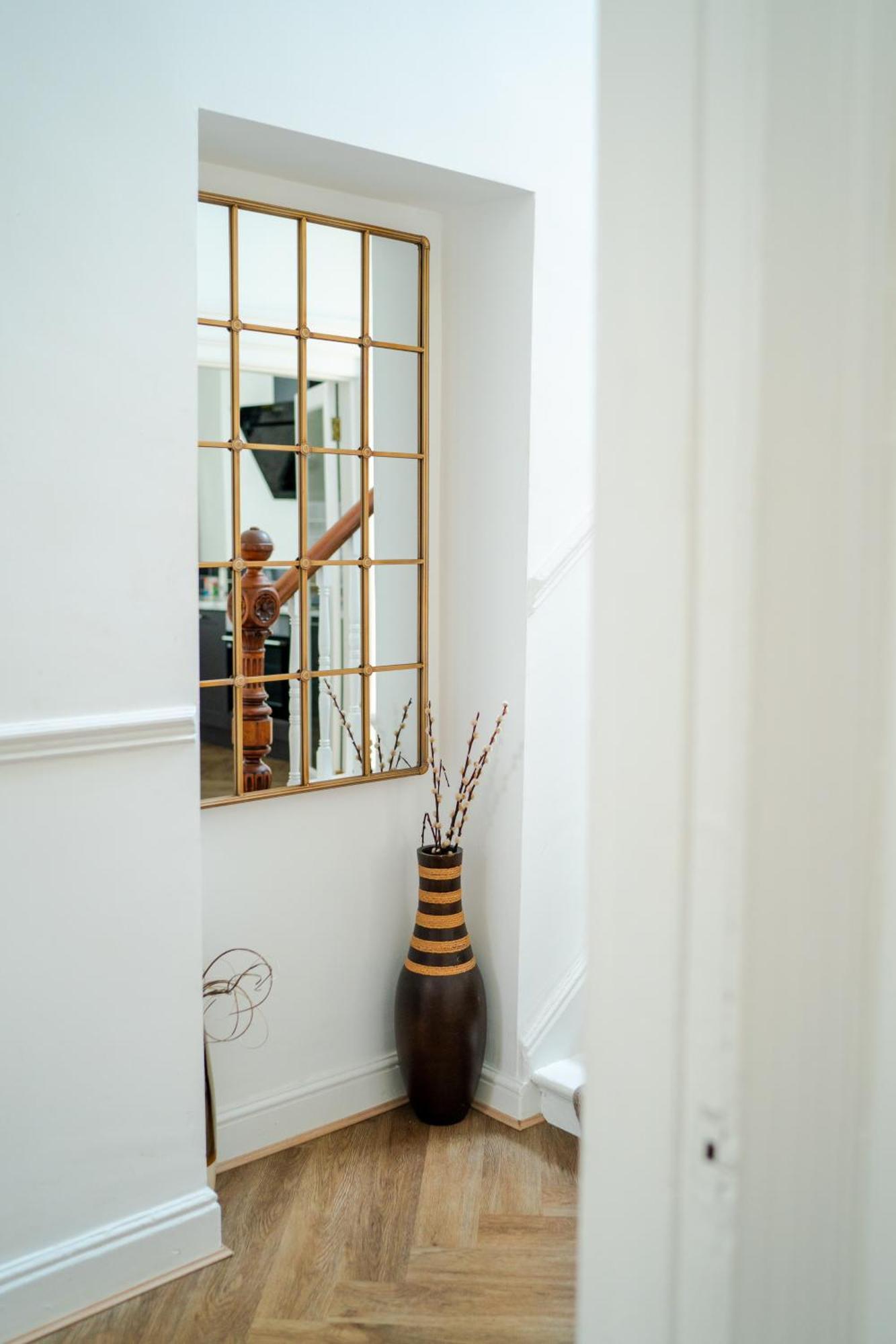 - Beautiful 5 Bedroom Victorian House - Location *
