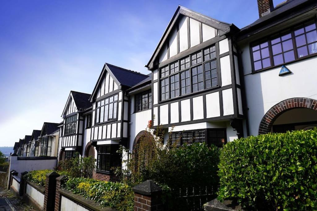 Centre 3 Bedroom Private Parking *