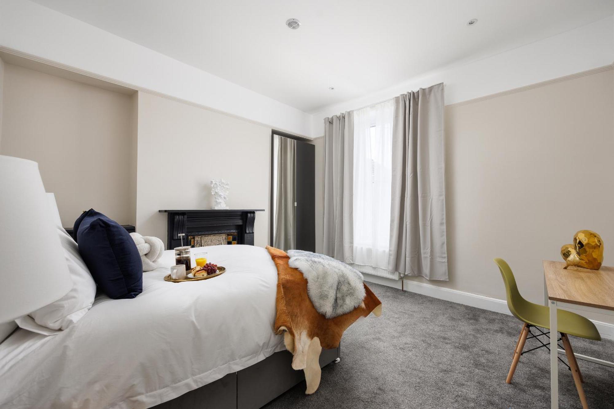 Apartment The Executive - House - Sleeps 8 - Habita Plymouth