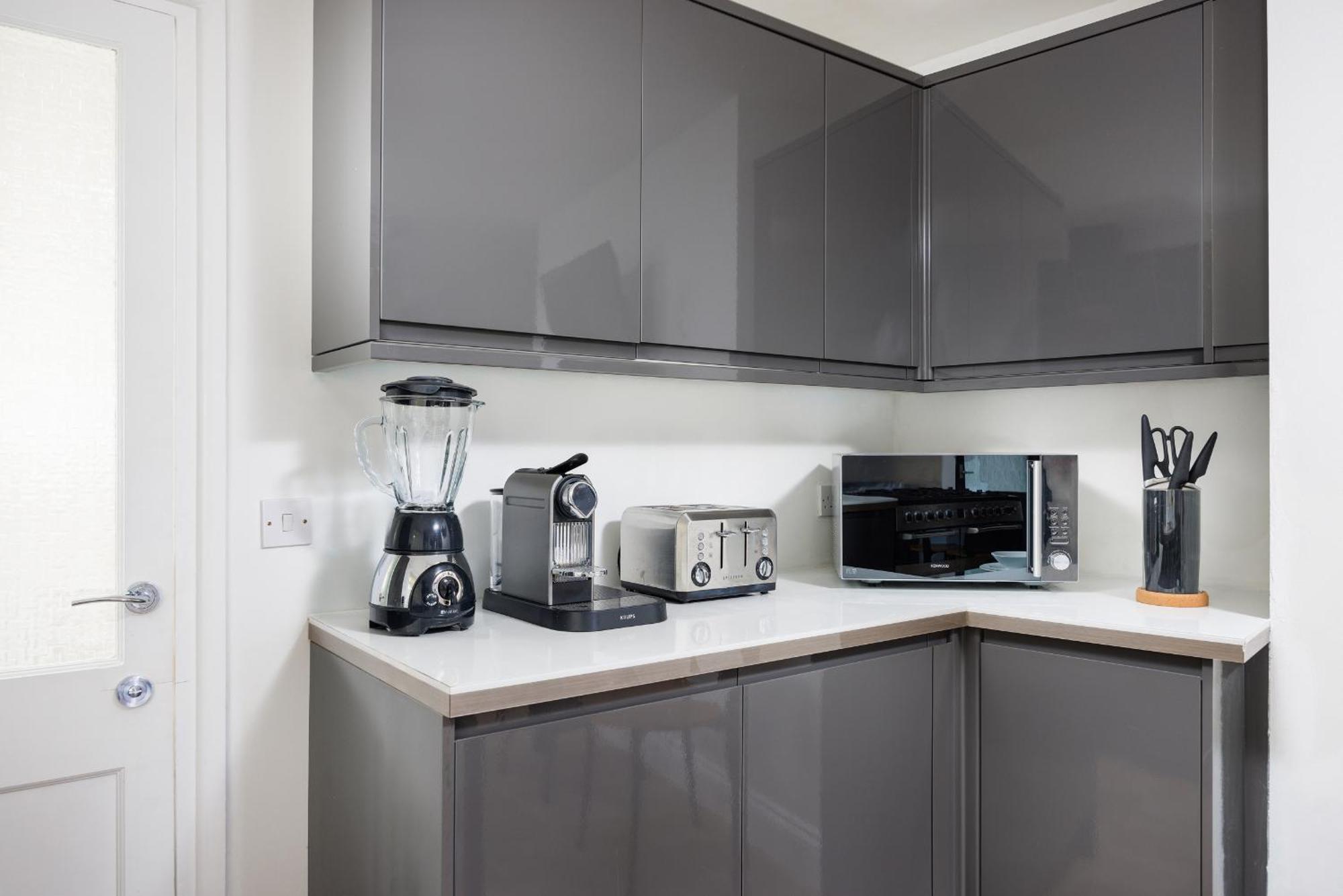 Apartment The Executive - House - Sleeps 8 - Habita Plymouth
