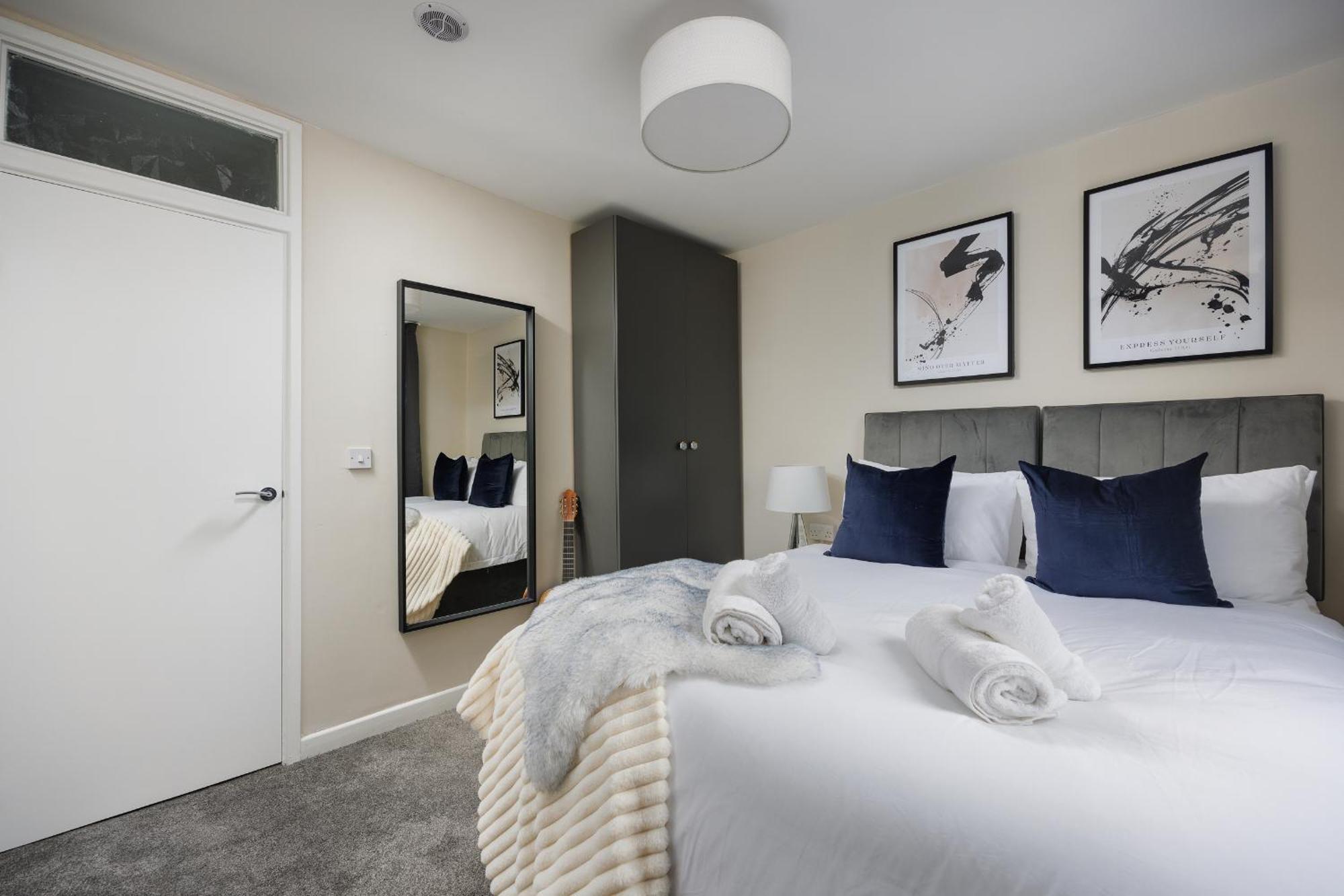 Apartment The Executive - House - Sleeps 8 - Habita