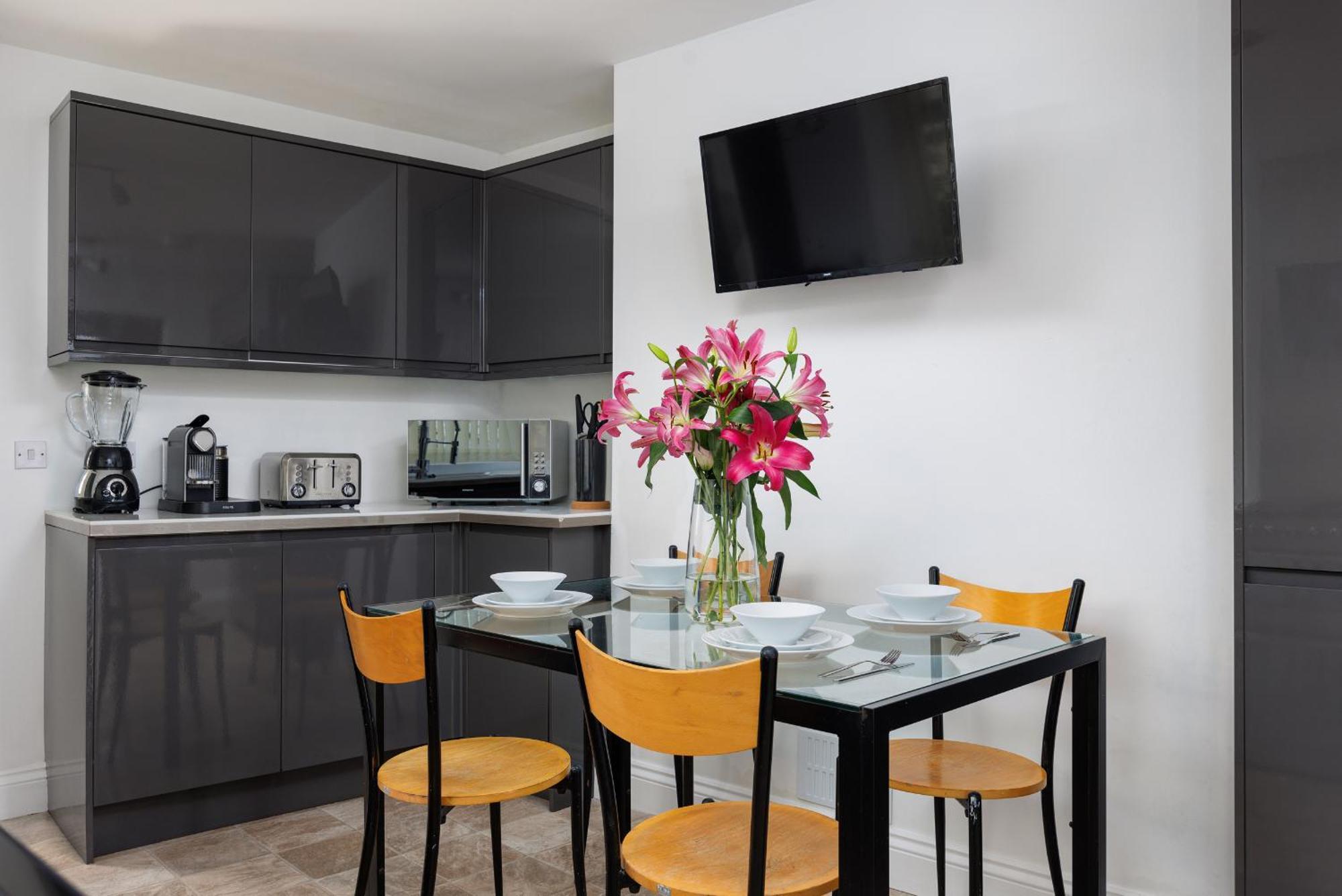 Apartment The Executive - House - Sleeps 8 - Habita *