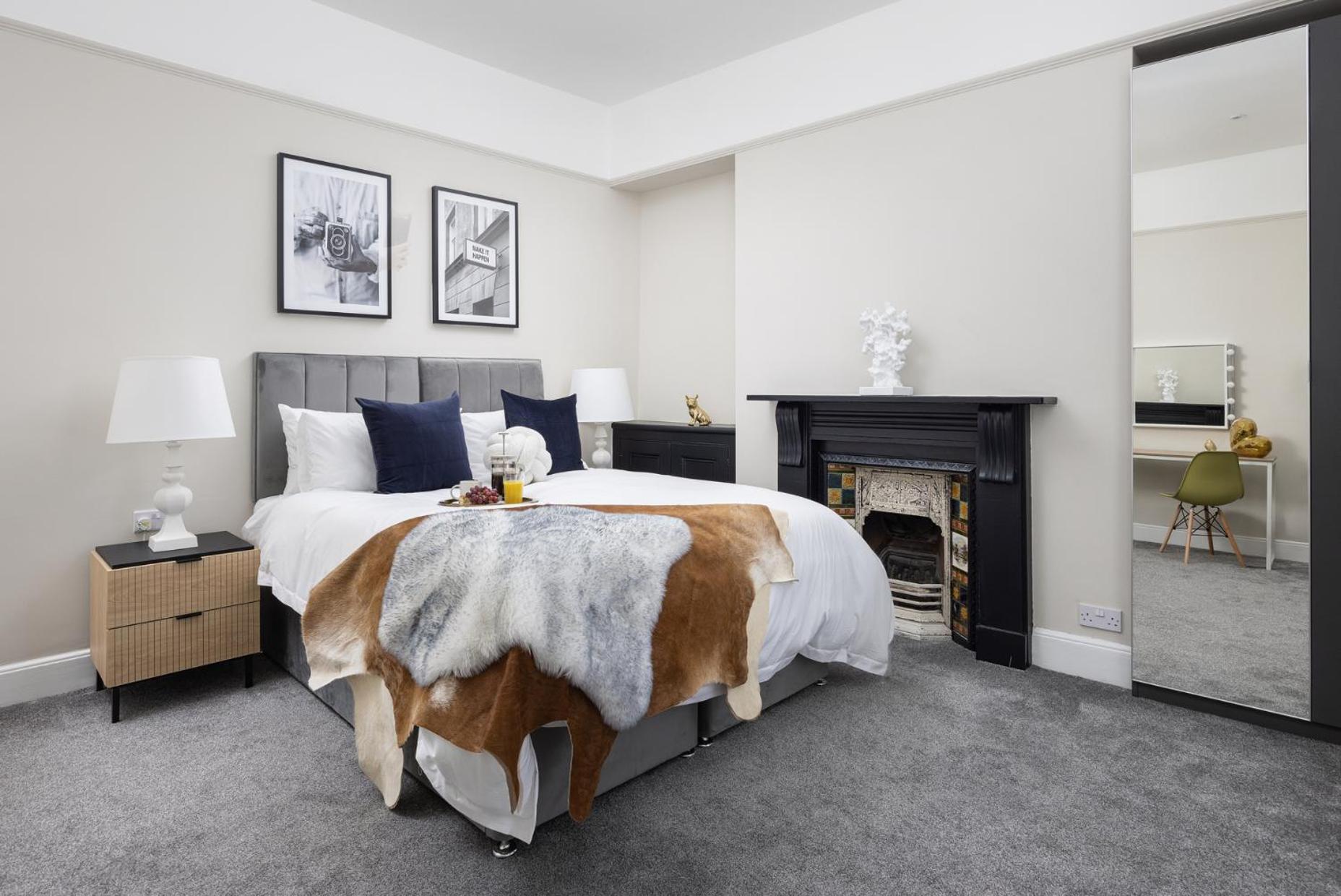Apartment The Executive - House - Sleeps 8 - Habita Plymouth