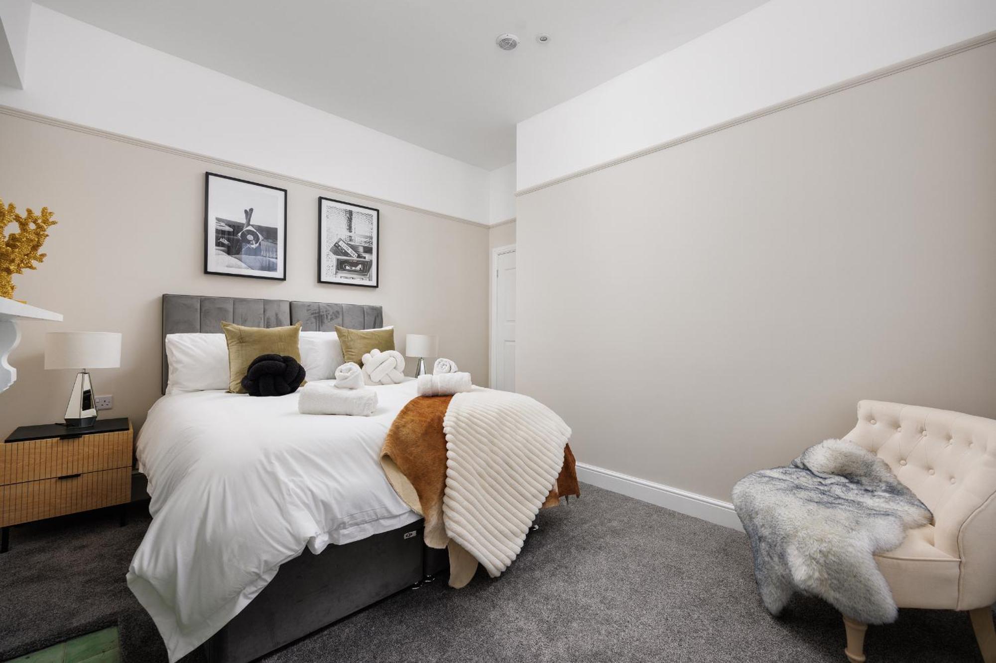 The Executive - House - Sleeps 8 - Habita Apartment Plymouth
