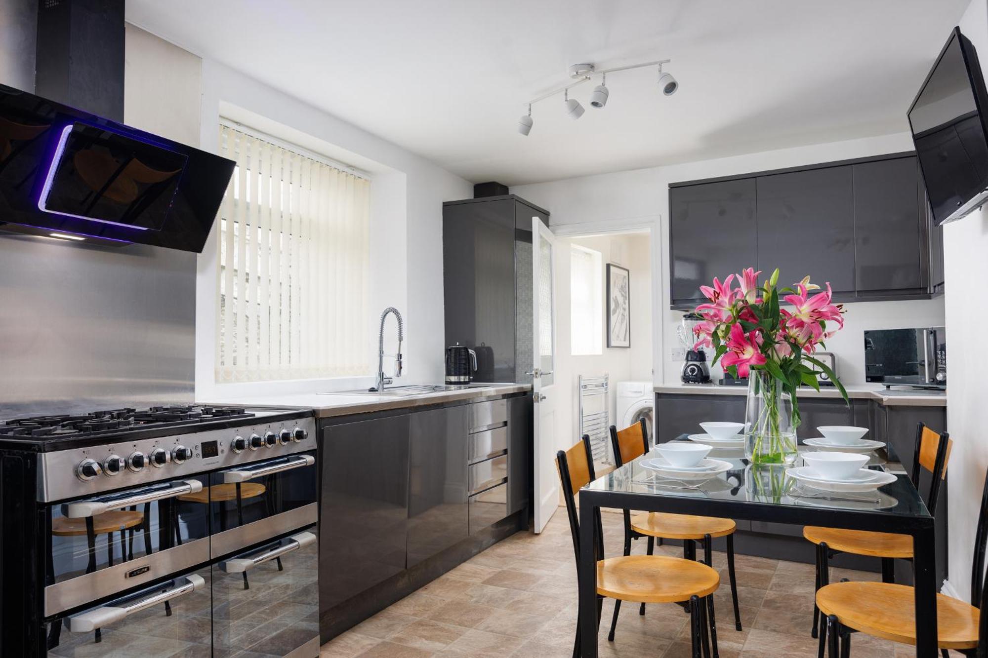 Apartment The Executive - House - Sleeps 8 - Habita
