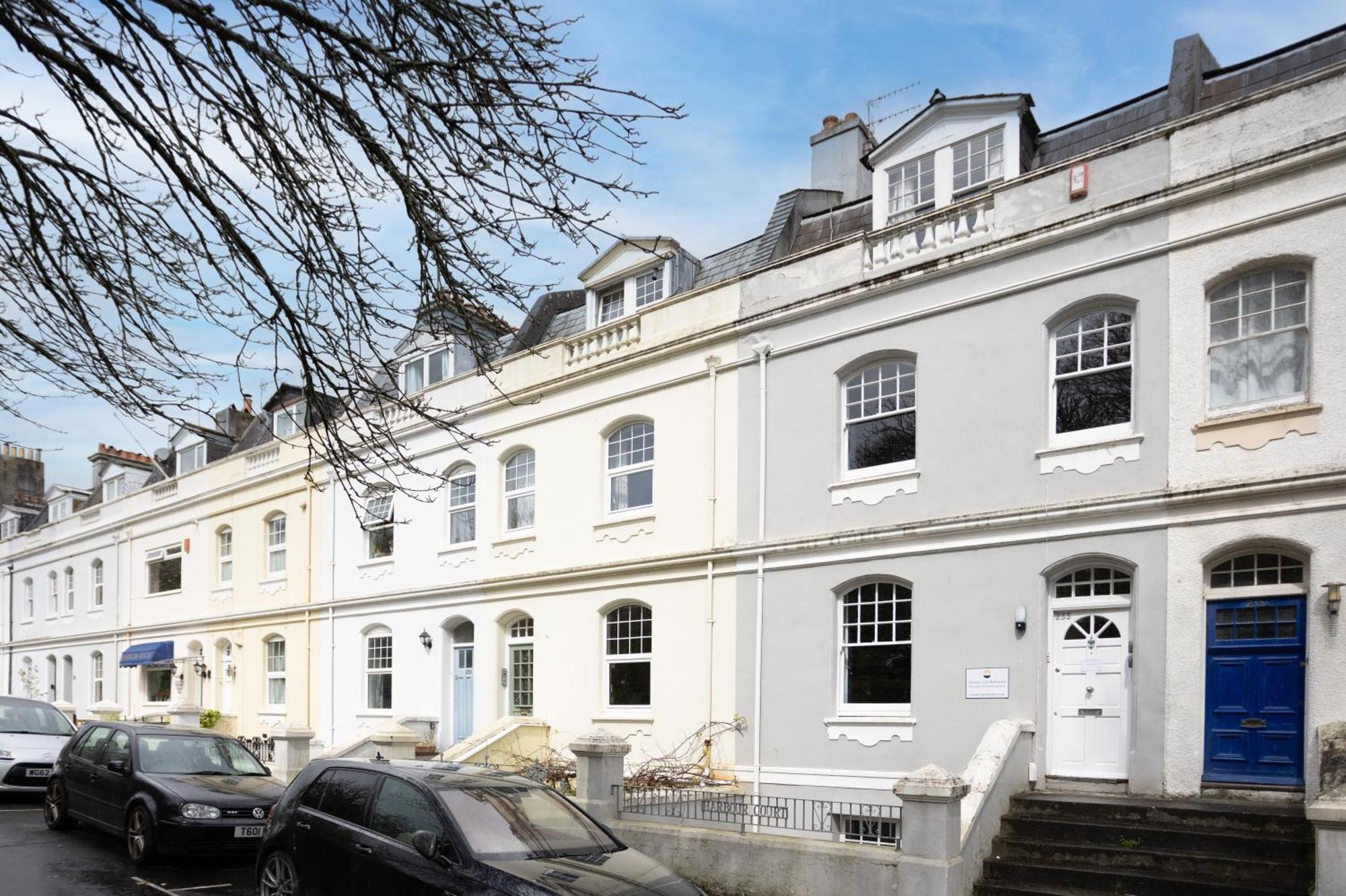 Holiday home Harbour Court Plymouth - Free Parking - Tucked Away On The Barbican With Courtyard - By Ocean City Retreats
