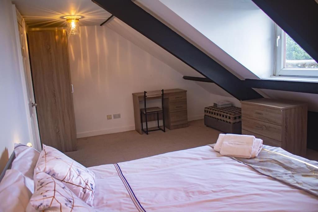 Private Parking, Urban Comfort & Haven Apartment