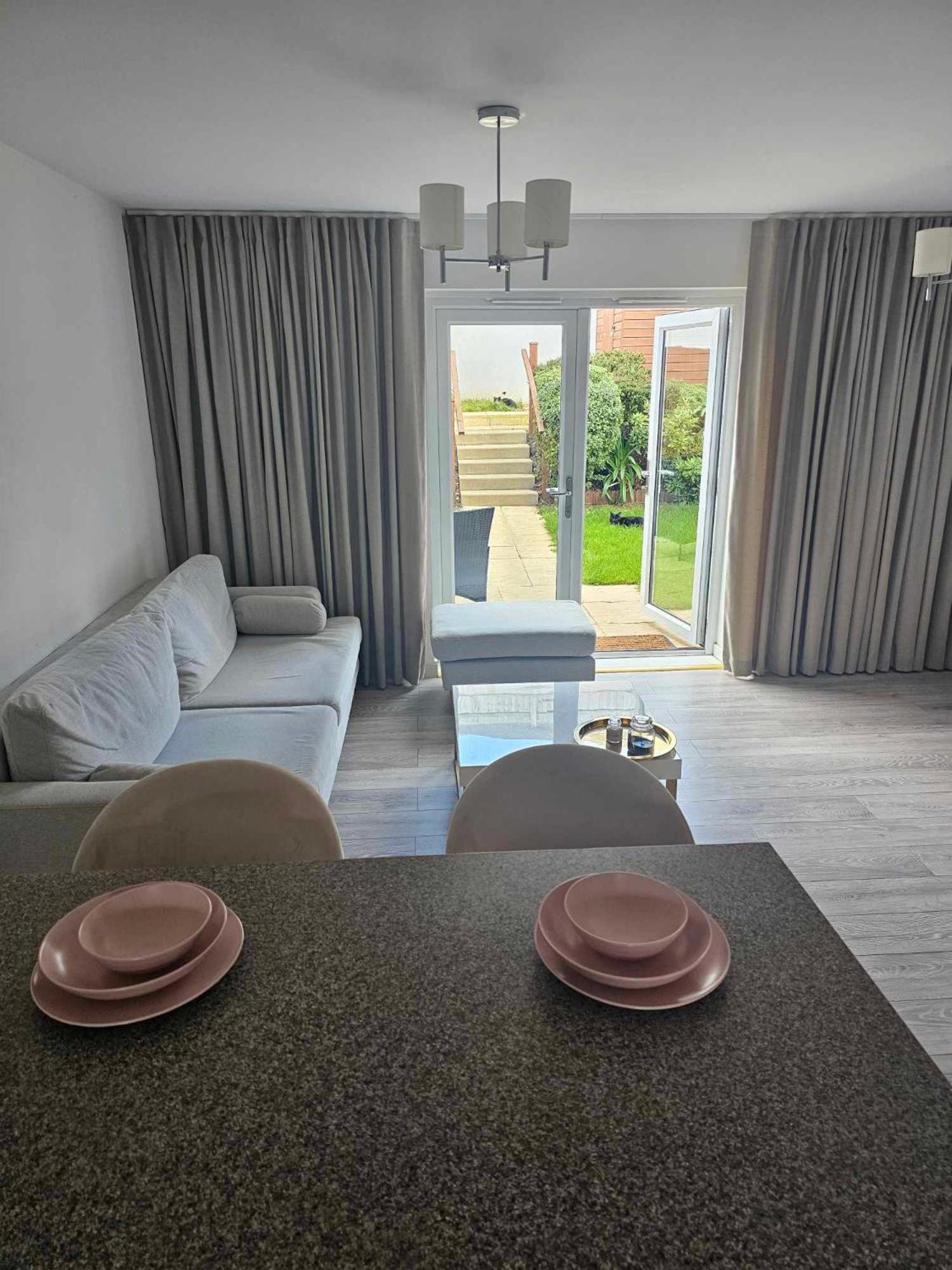 Apartment Entire 2 Bedroom House Modern Stylish Luxury *