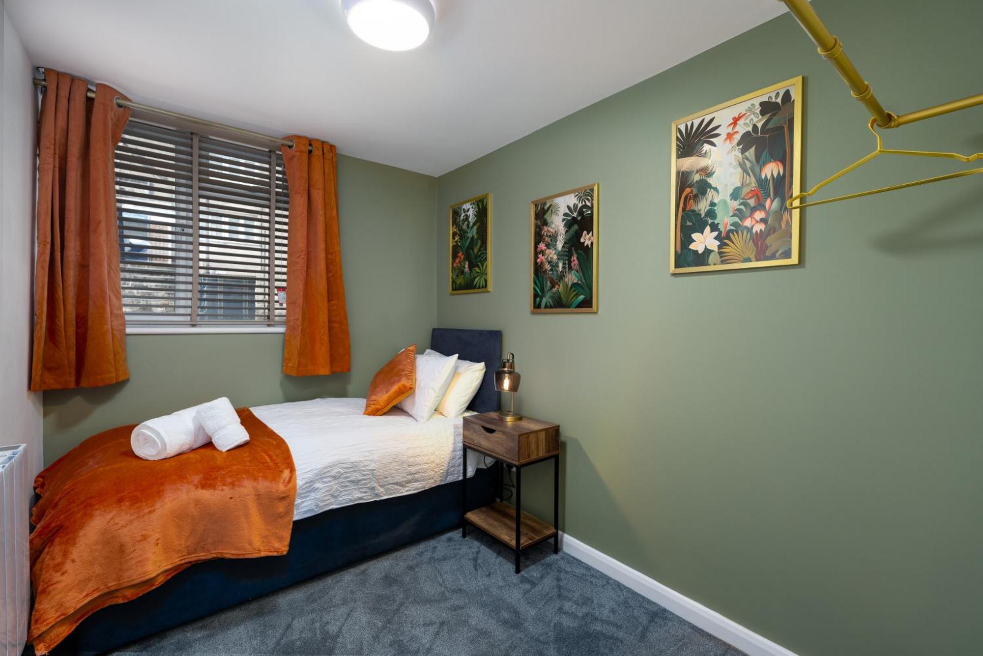 The Blue Barbican Flat- Spacious, Stylish, In A Perfect Location And Accessible