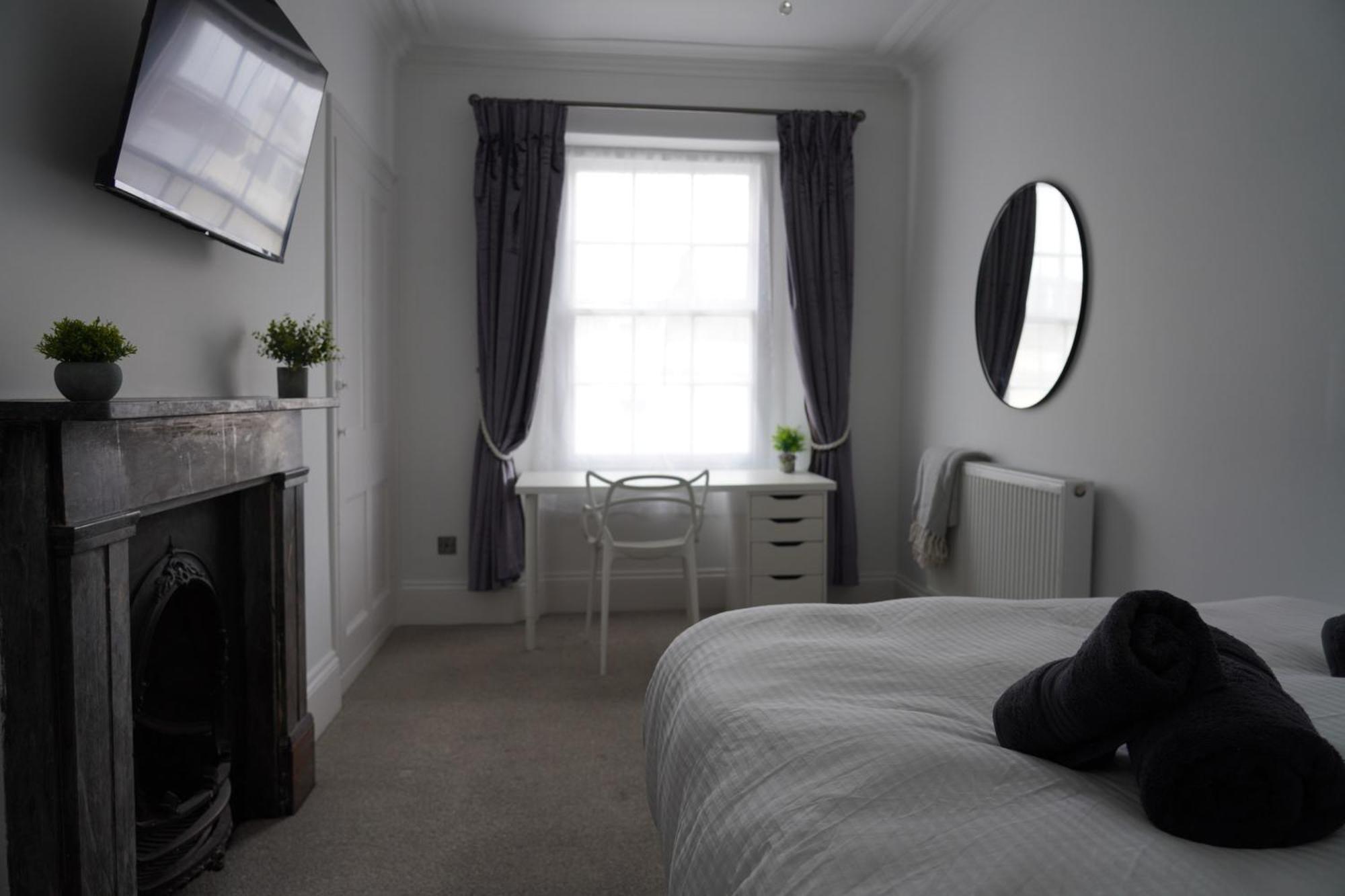 The Hoe, Beautiful 5-bedroom House, Garden, Secure Parking, Sleeps 12