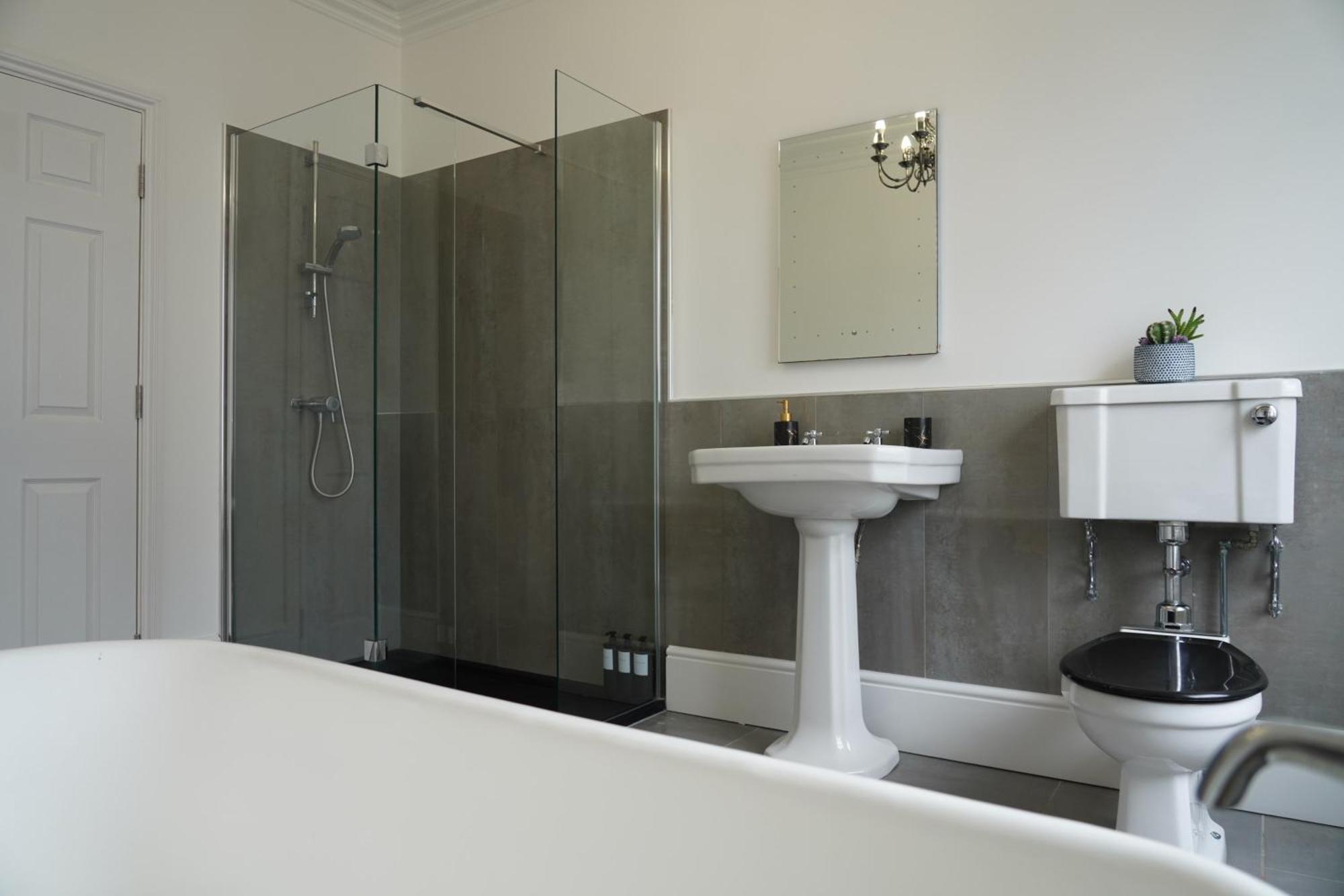 The Hoe, Beautiful 5-bedroom House, Garden, Secure Parking, Sleeps 12 *