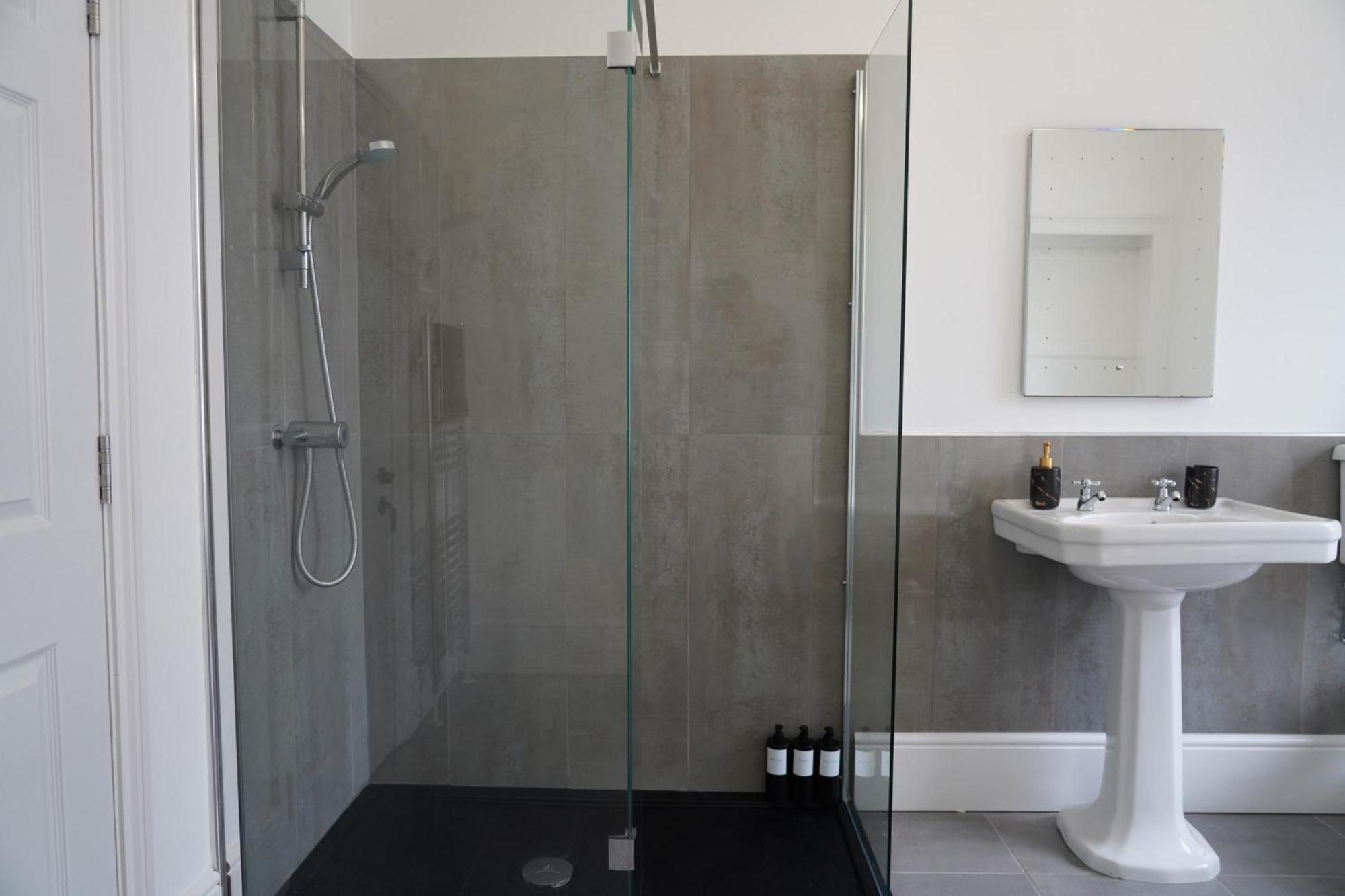 The Hoe, Beautiful 5-bedroom House, Garden, Secure Parking, Sleeps 12 * Plymouth
