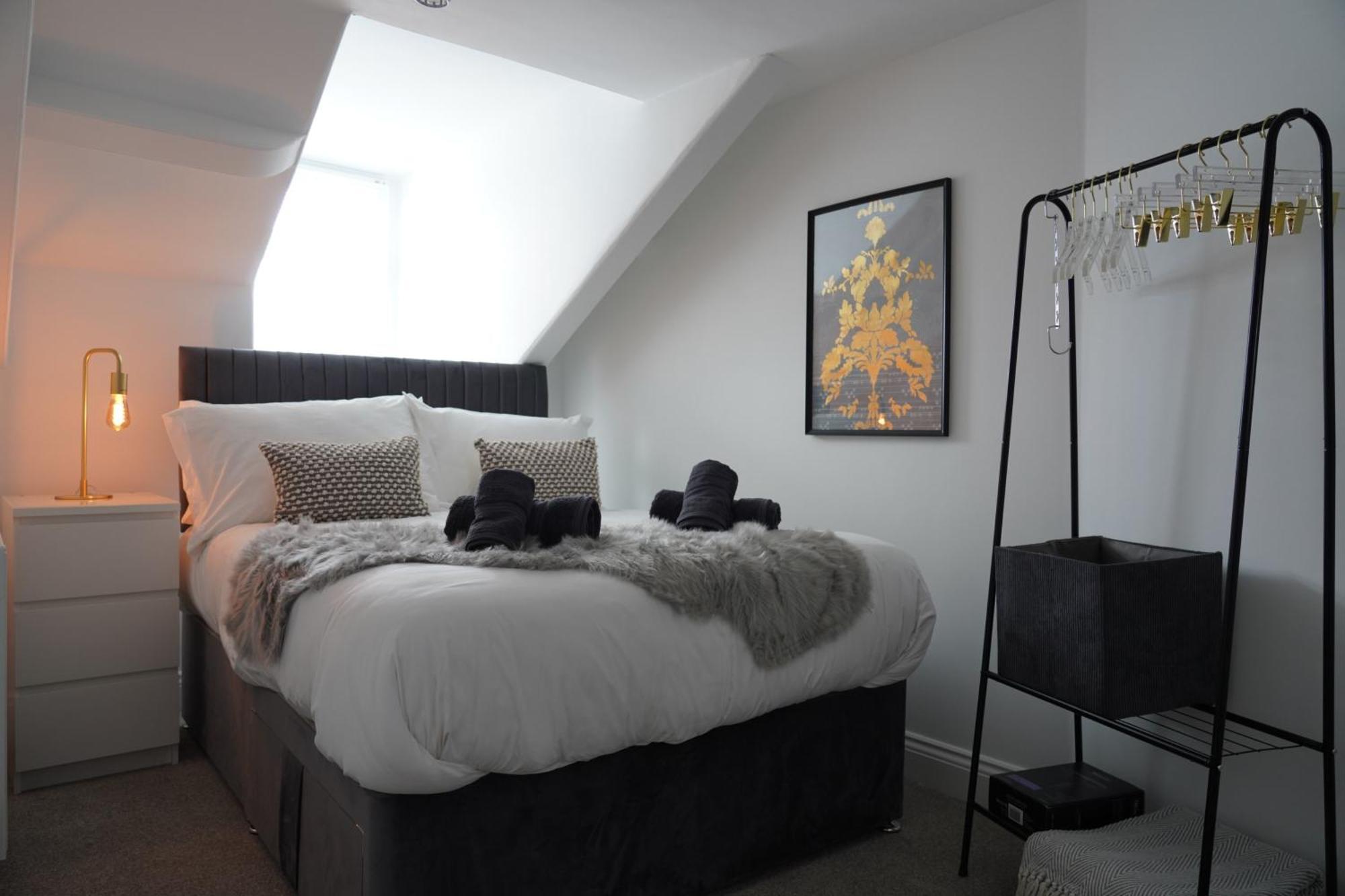 The Hoe, Beautiful 5-bedroom House, Garden, Secure Parking, Sleeps 12