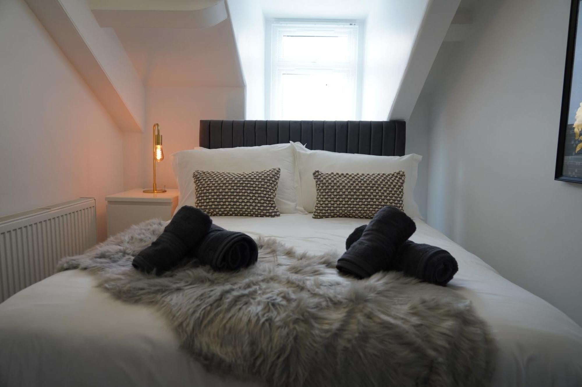The Hoe, Beautiful 5-bedroom House, Garden, Secure Parking, Sleeps 12 Holiday home *
