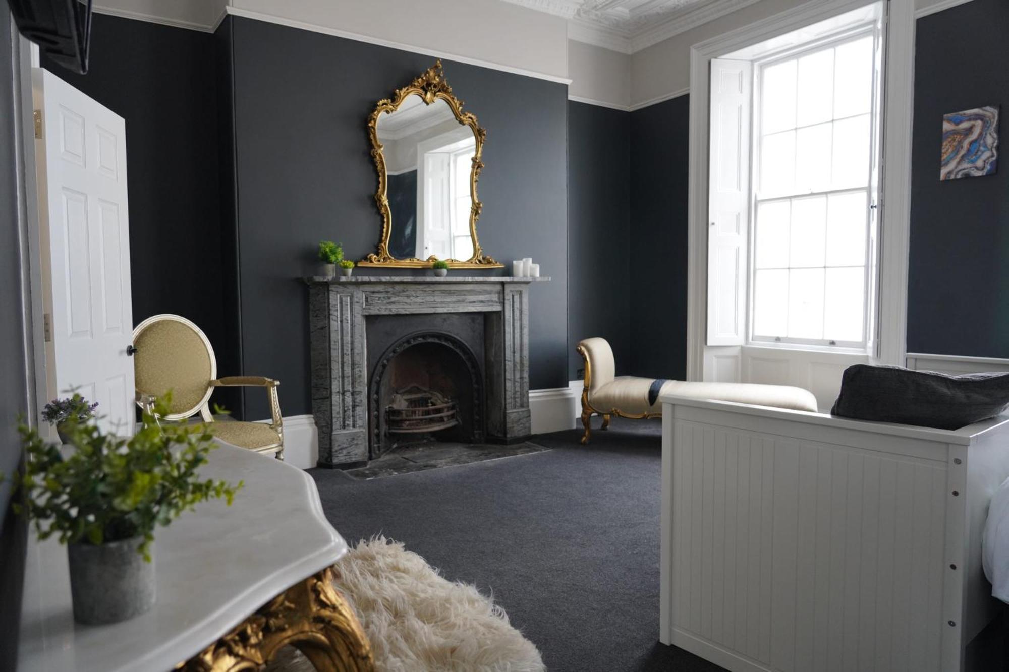 The Hoe, Beautiful 5-bedroom House, Garden, Secure Parking, Sleeps 12