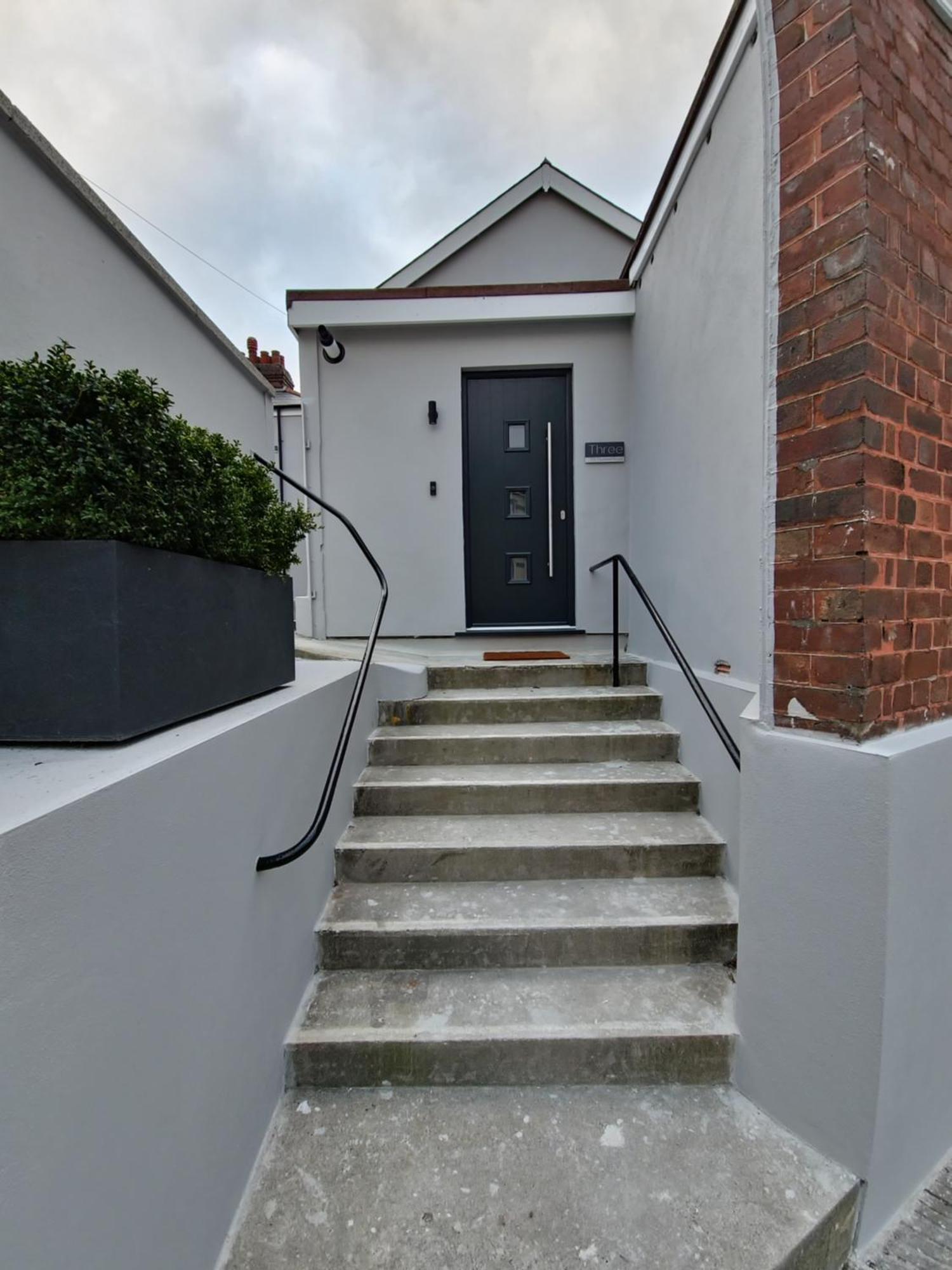 Apartment Three - Free Private Car Park - Sleeps 6 - 3 Shower - By Ocean Retreats *