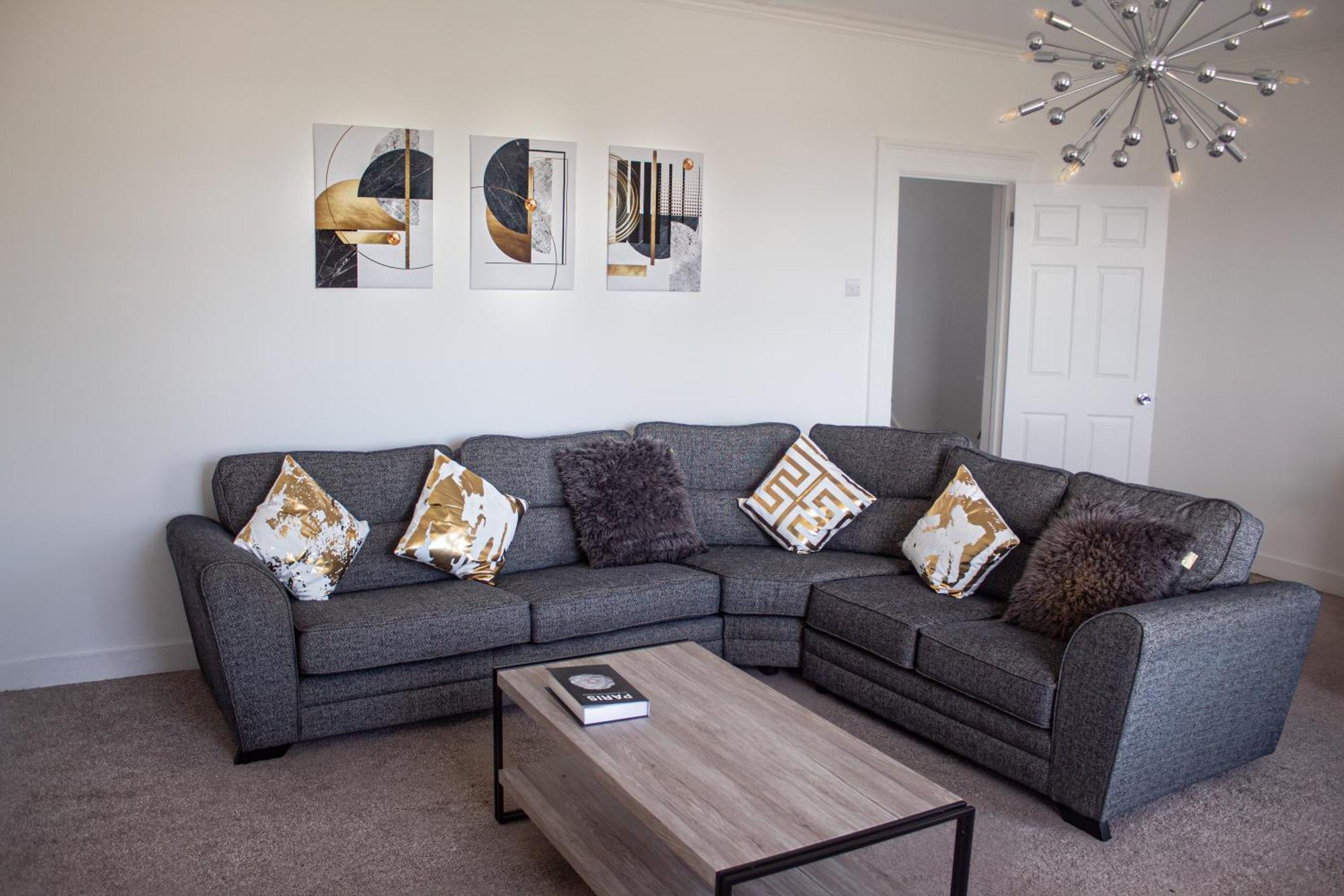 Private Parking, Urban Comfort & Haven Apartment *