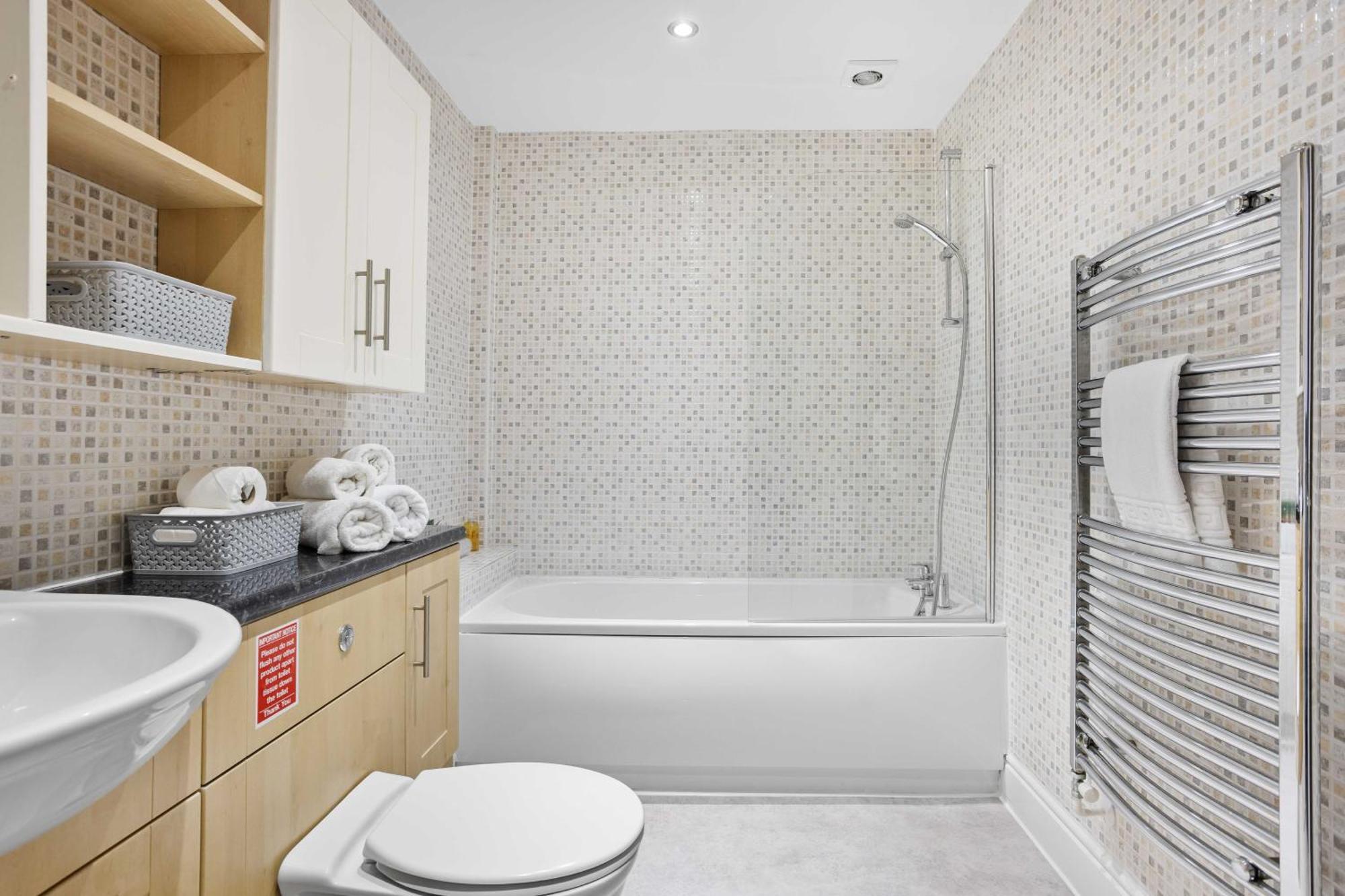 Holiday home Harbour Court Plymouth - Free Parking - Tucked Away On The Barbican With Courtyard - By Ocean City Retreats