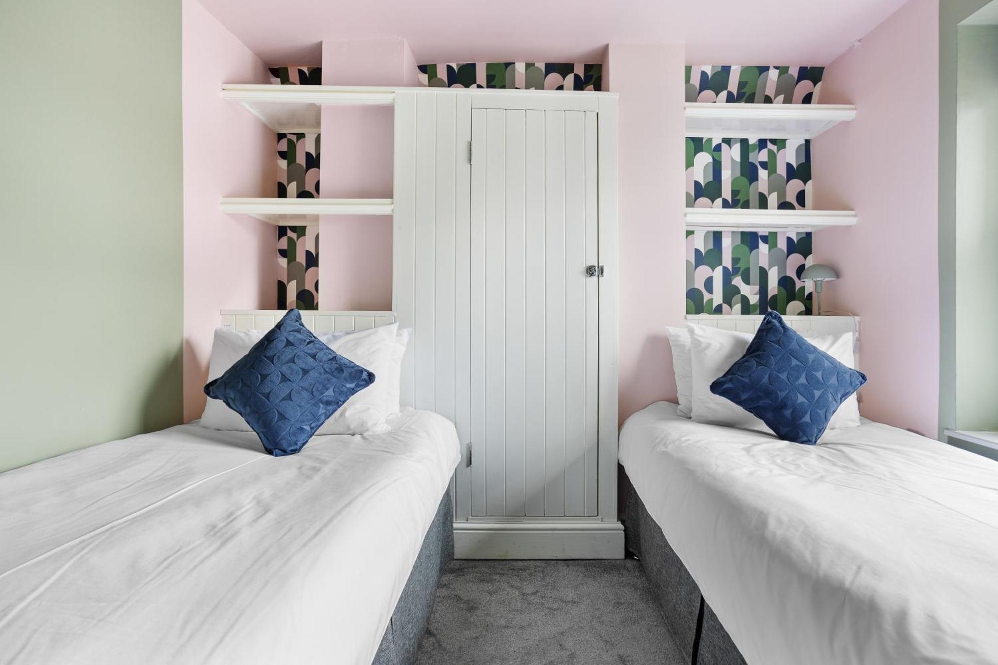 Holiday home Harbour Court Plymouth - Free Parking - Tucked Away On The Barbican With Courtyard - By Ocean City Retreats *