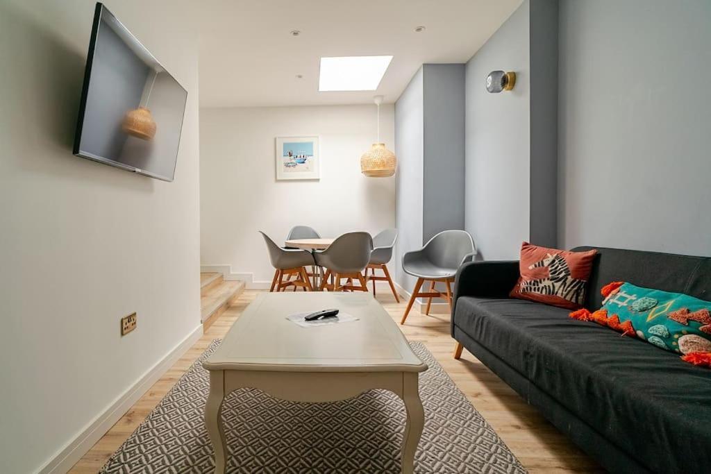 Luxury 2 Bed Apartment, Centre Of The Barbican! *