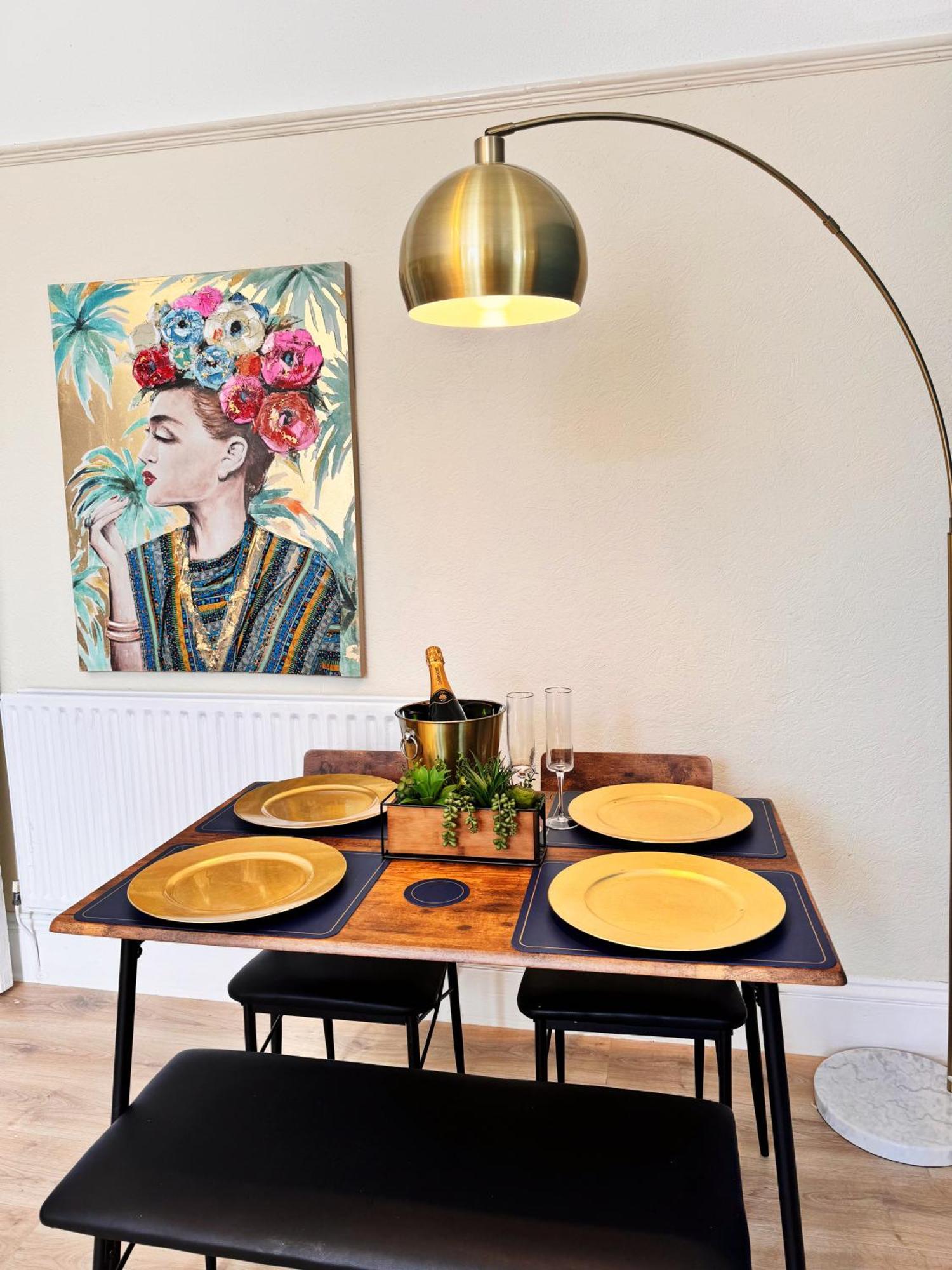 Apartment Stylish Living 2 Bedroom *