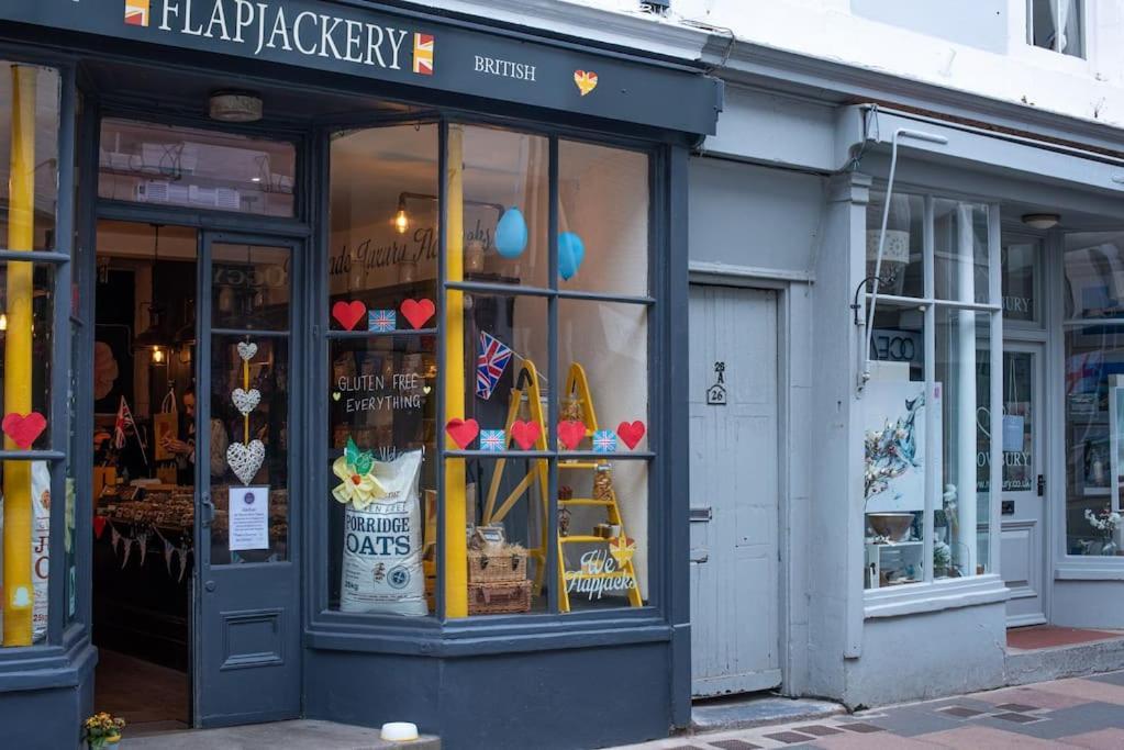 Luxurious Large Townhouse In The Heart Of Barbican Plymouth
