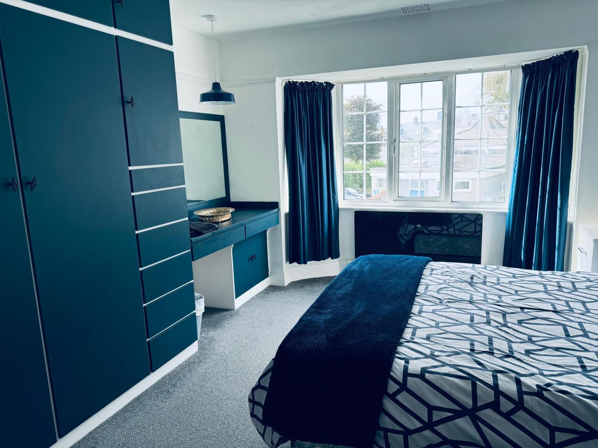 Centre 3 Bedroom Private Parking