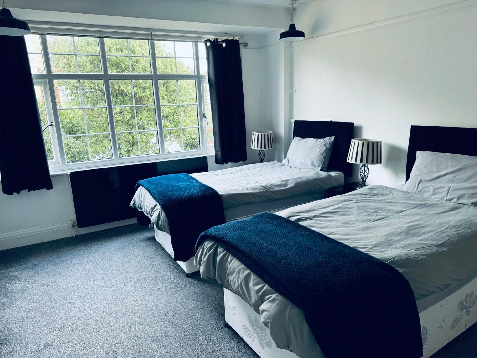 Centre 3 Bedroom Private Parking *