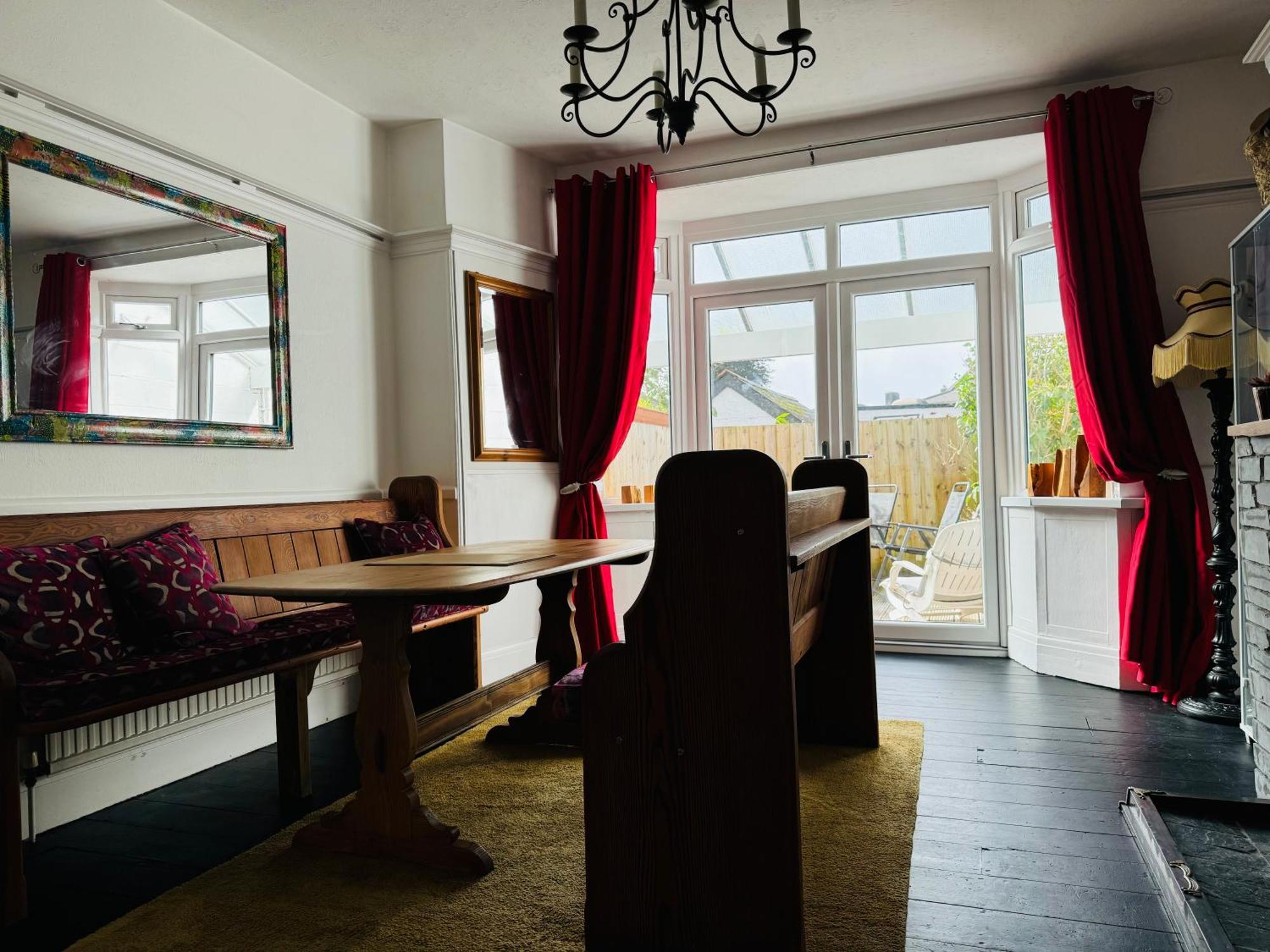 Centre 3 Bedroom Private Parking *