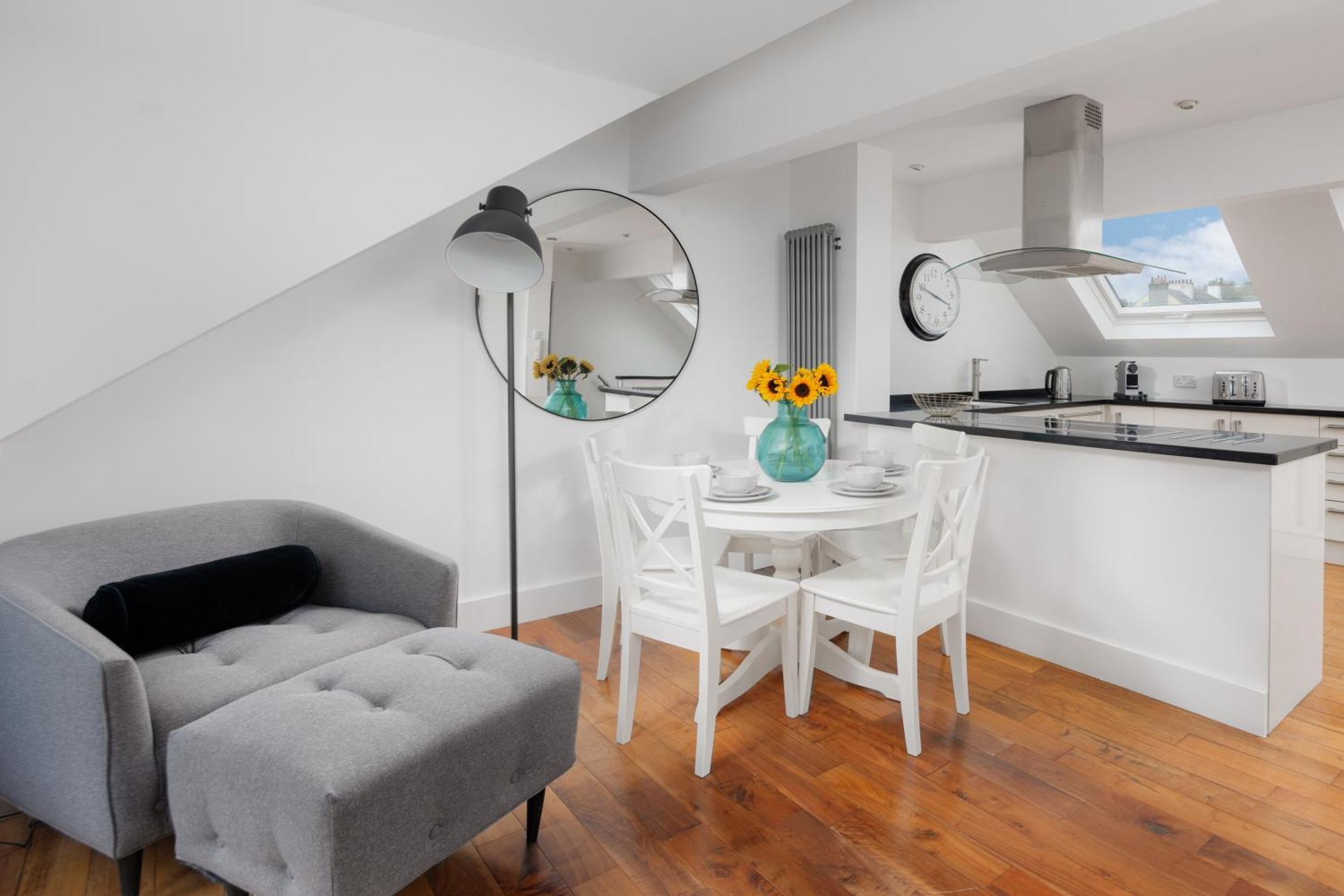 Apartment Stunning Penthouse - Sea View - - Parking - By Habita